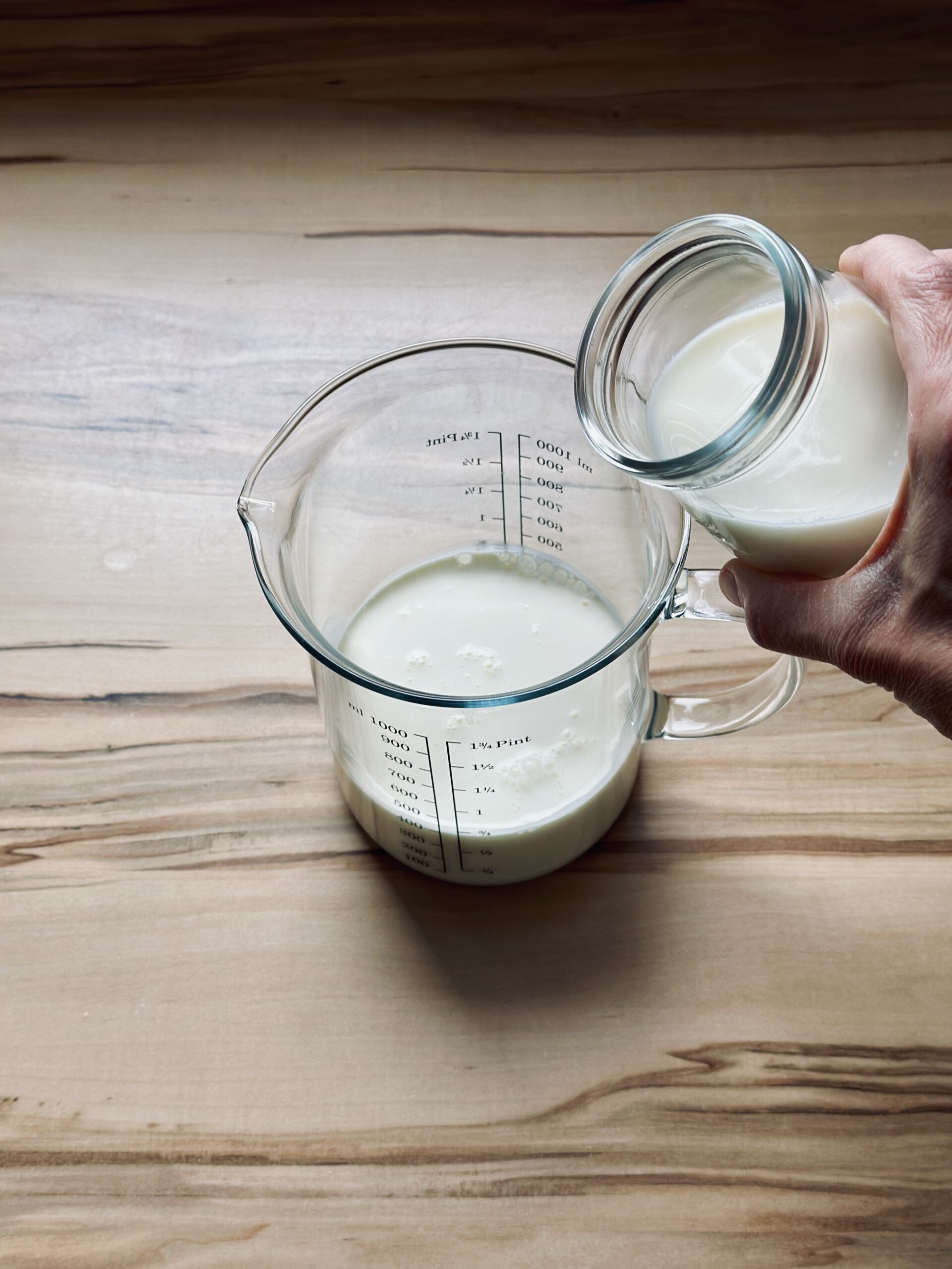 Milch zu der Sahne hinzufügen