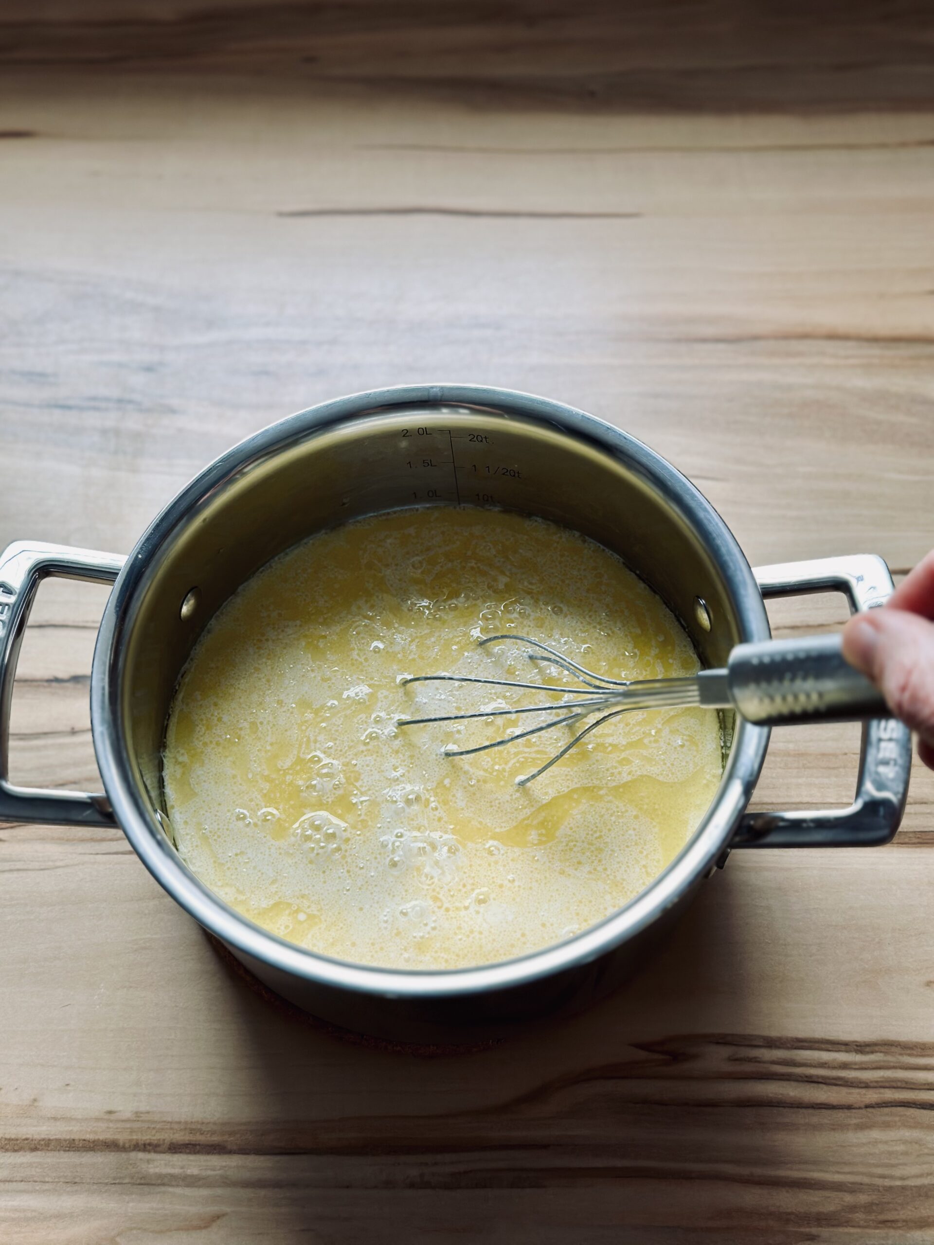 Soße gut verrühren und zum köcheln bringen lassen bis sie andickt