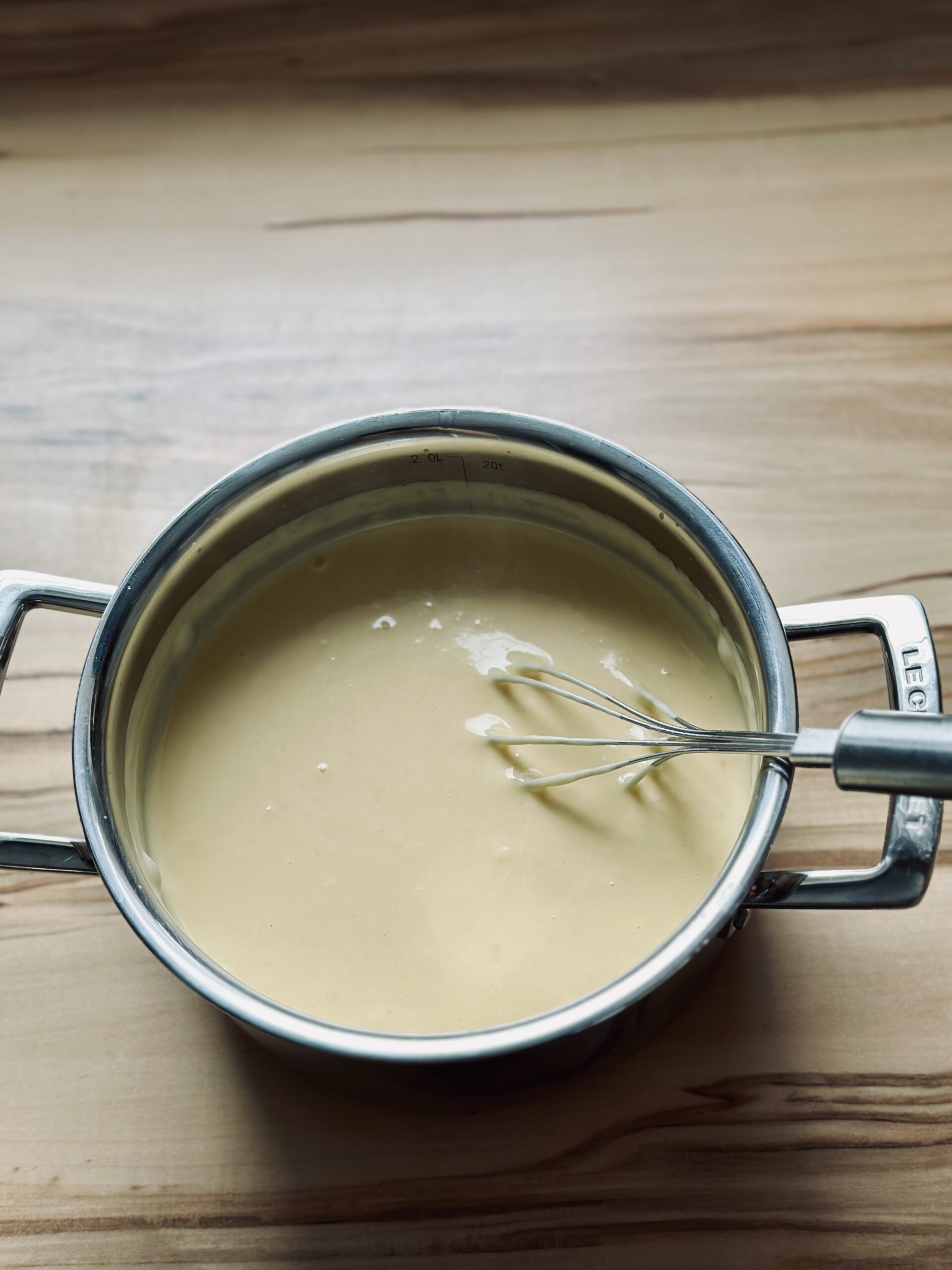 Käsesoße solange rühren bis der Käse geschmolzen ist