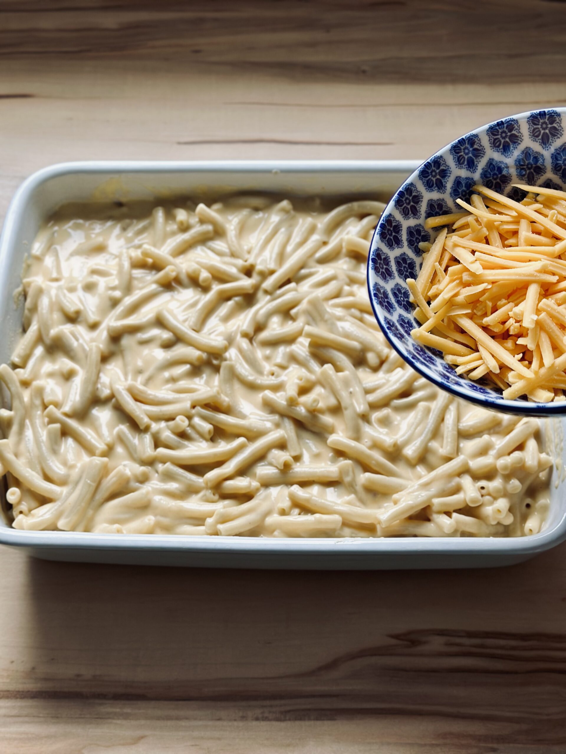 Cheddar über dem Sauerteig-Mac-and-Cheese verteilen