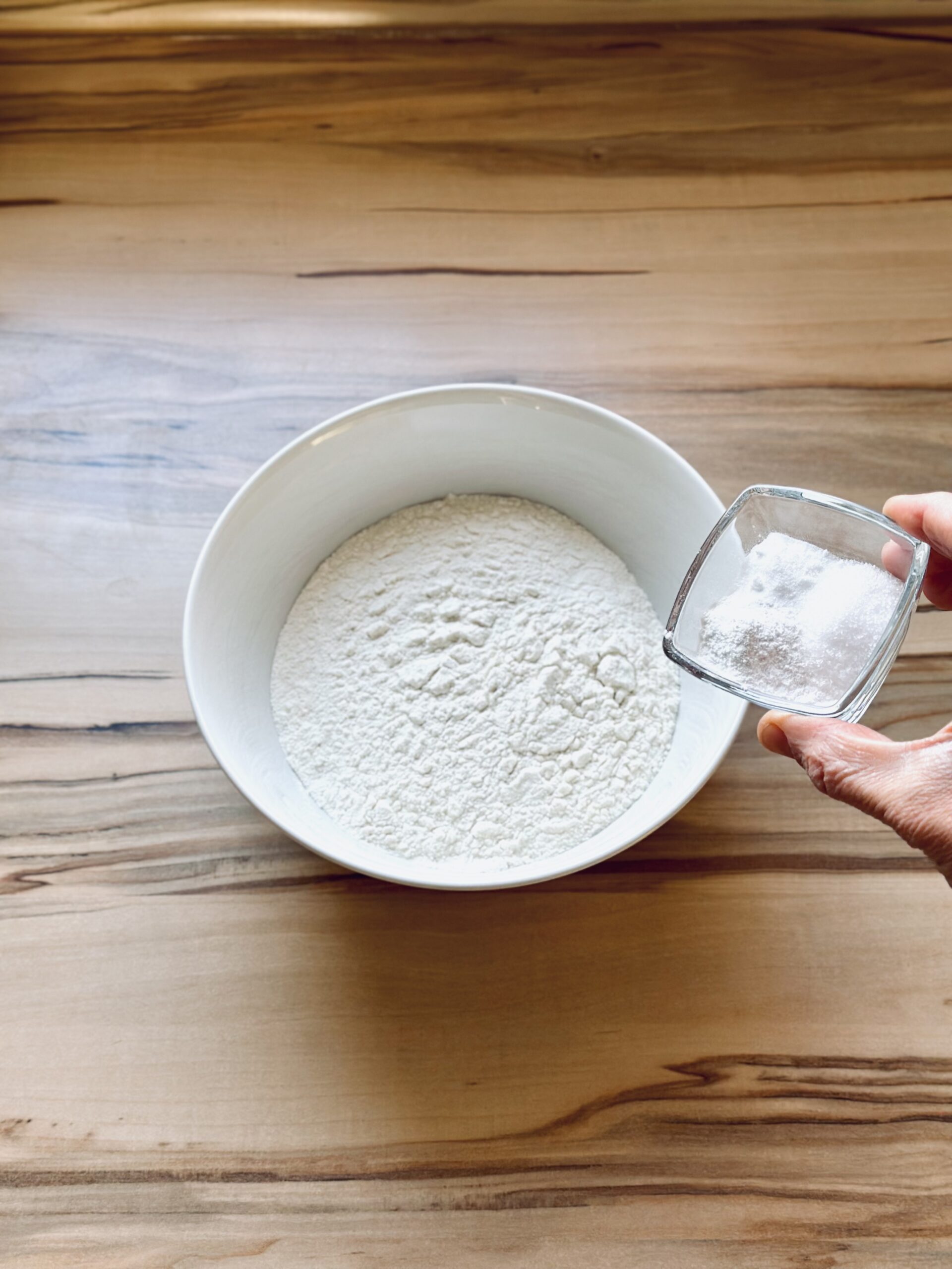 Natron, Backpulver und Salz zu dem Mehl hinzufügen