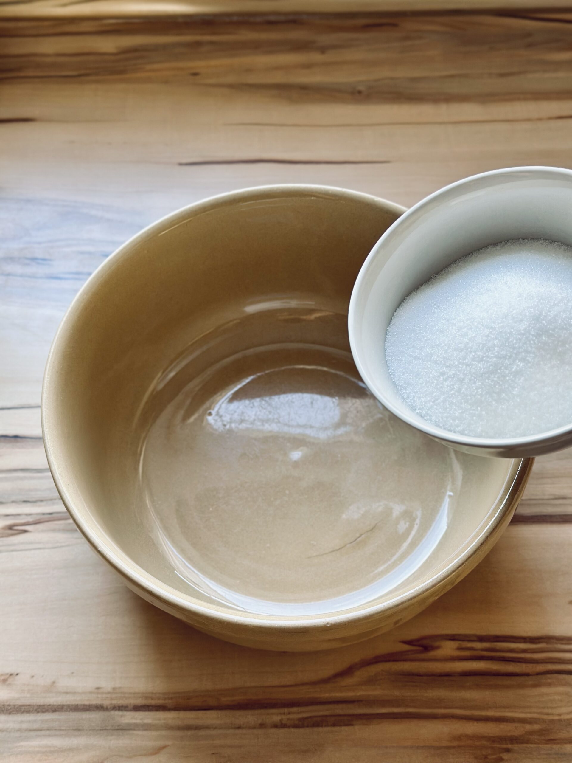 Zucker in eine separate Schale geben