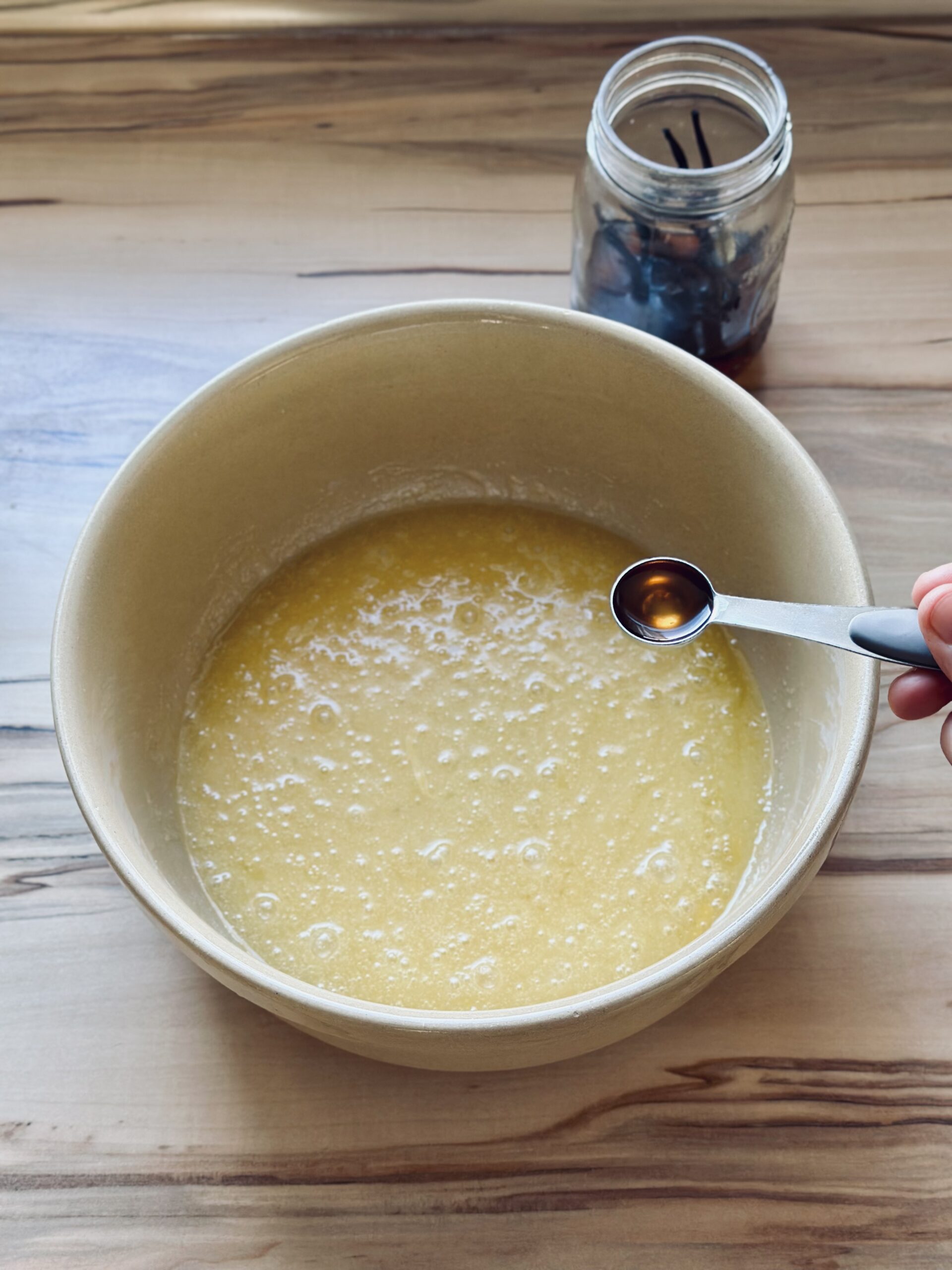 Vanille Extrakt zu dem Teig geben