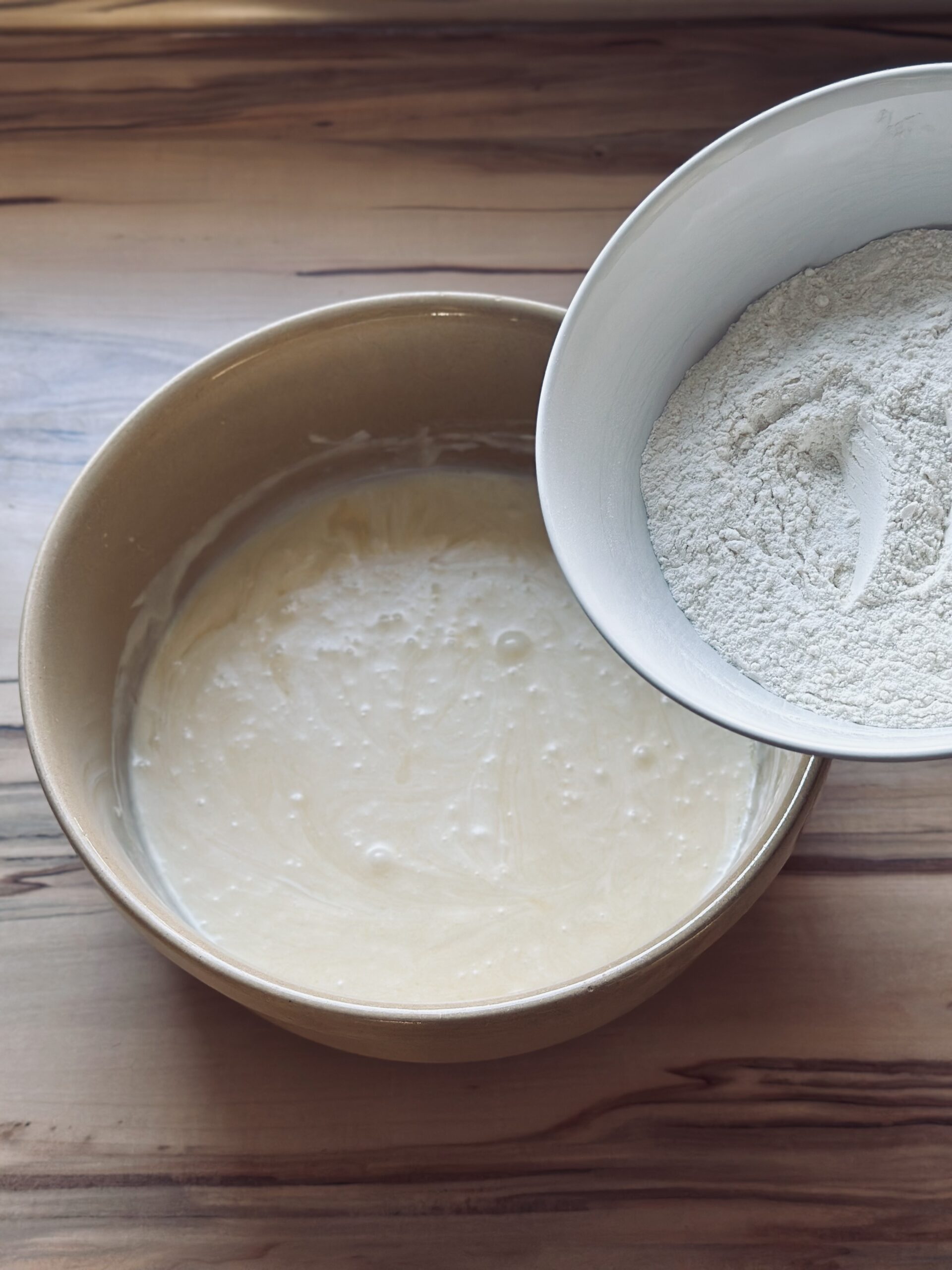 Mehl zu den feuchten Zutaten hinzufügen