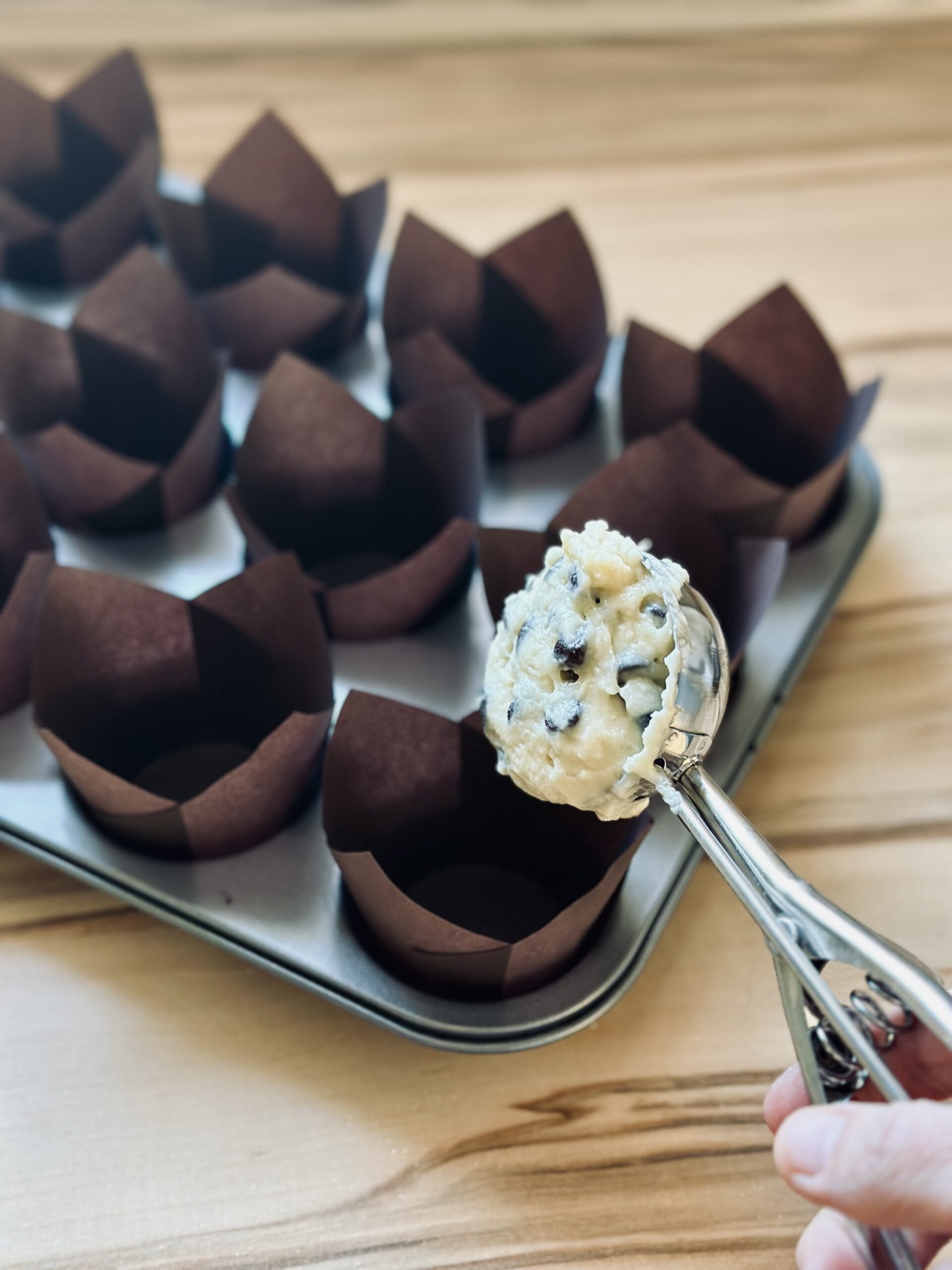 Teig gleichmäßig in den Muffinförmchen verteilen