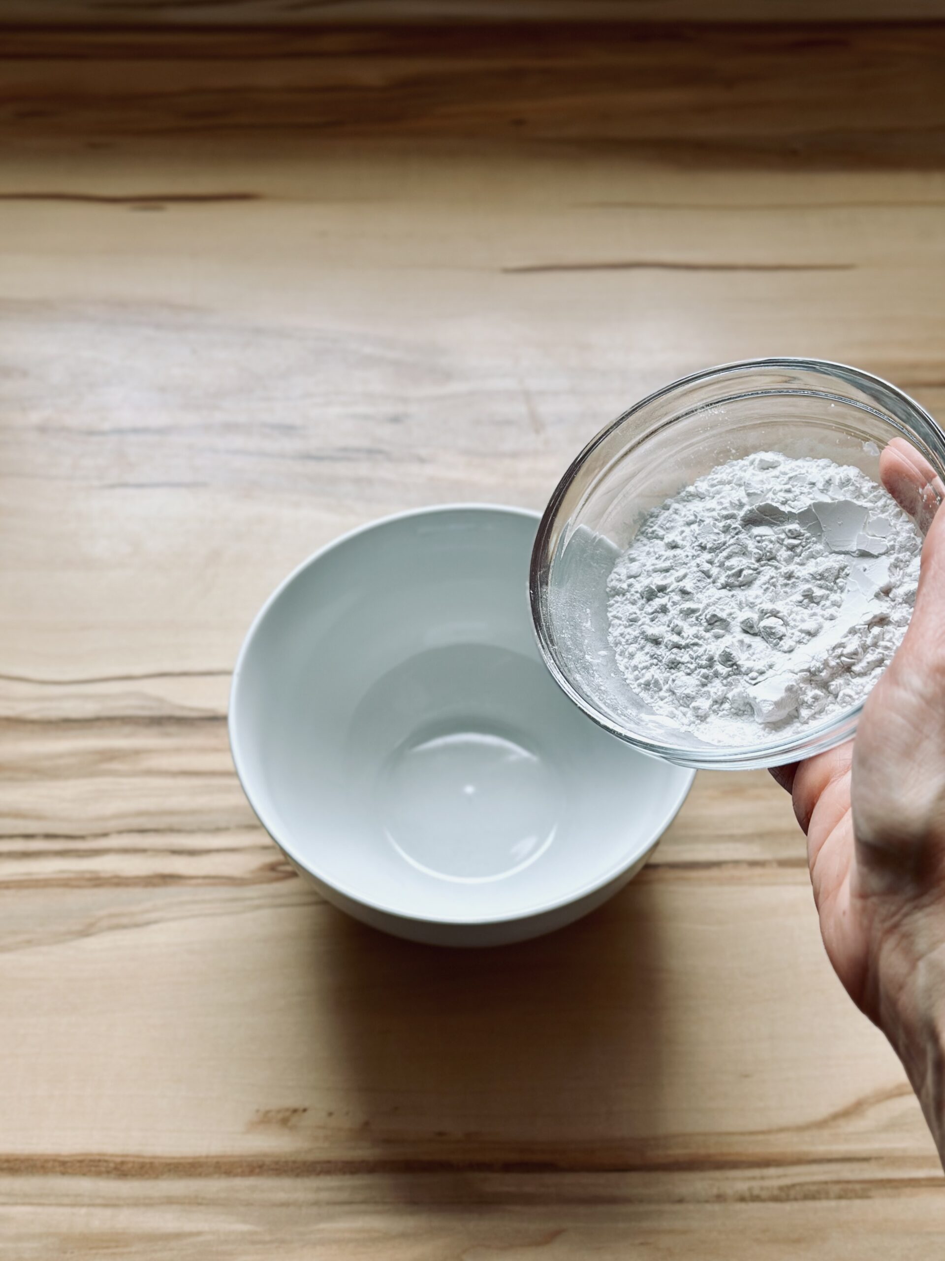 Maisstärke in eine Schale geben