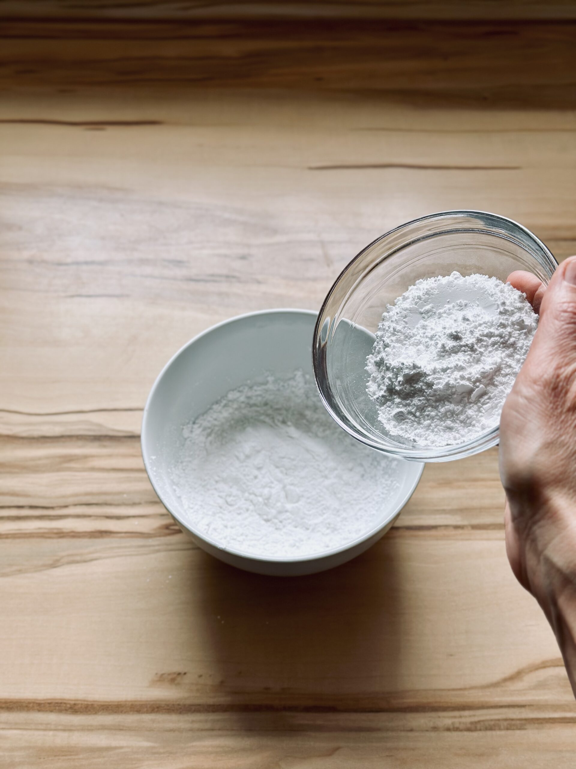 Puderzucker zu der Maisstärke geben