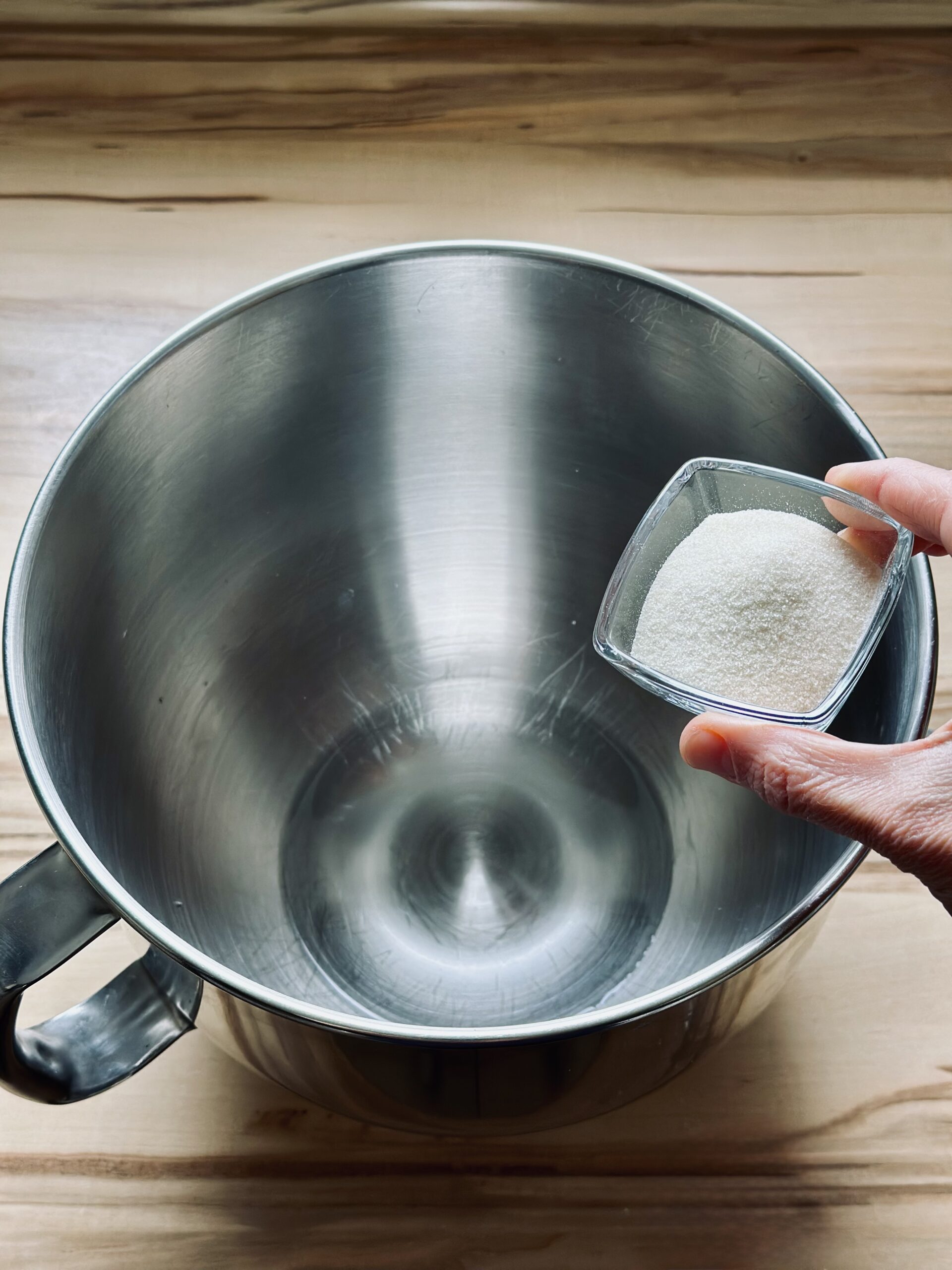 Gelatine zu dem Wasser hinzufügen