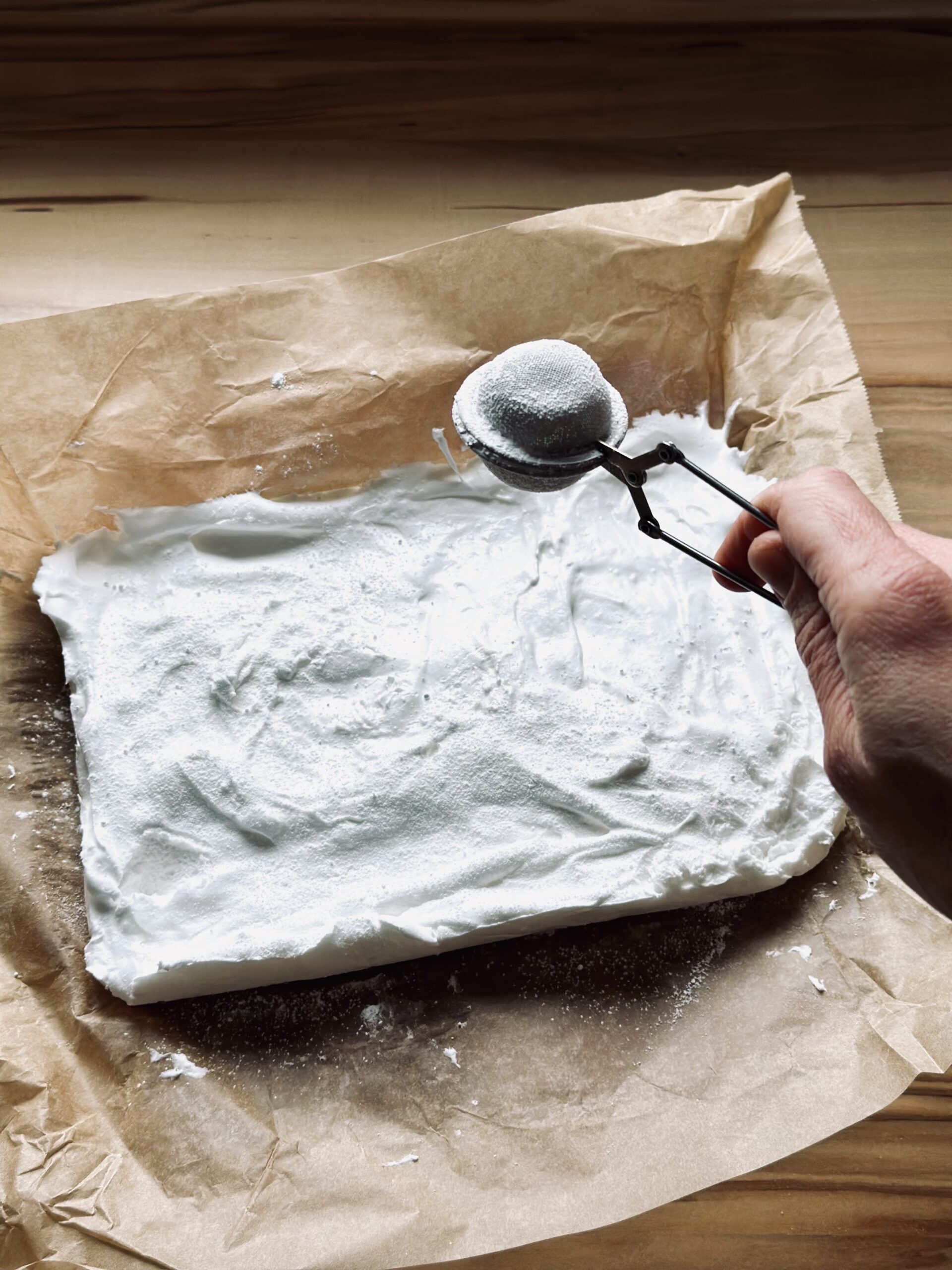 Ausgehärtete Marshmallow Masse mit der Puderzucker Mischung bestreuen