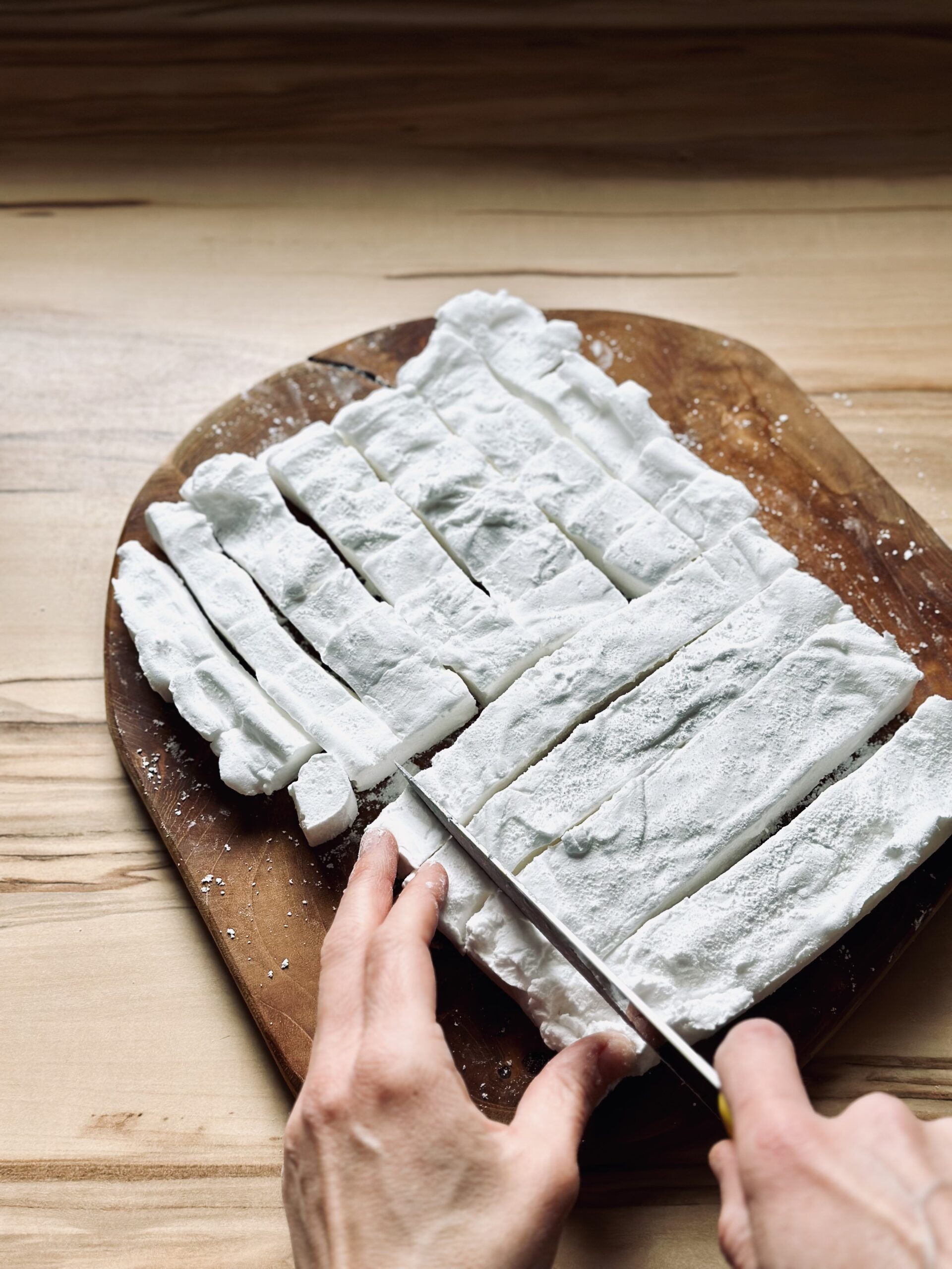 Marshmallows schneiden.