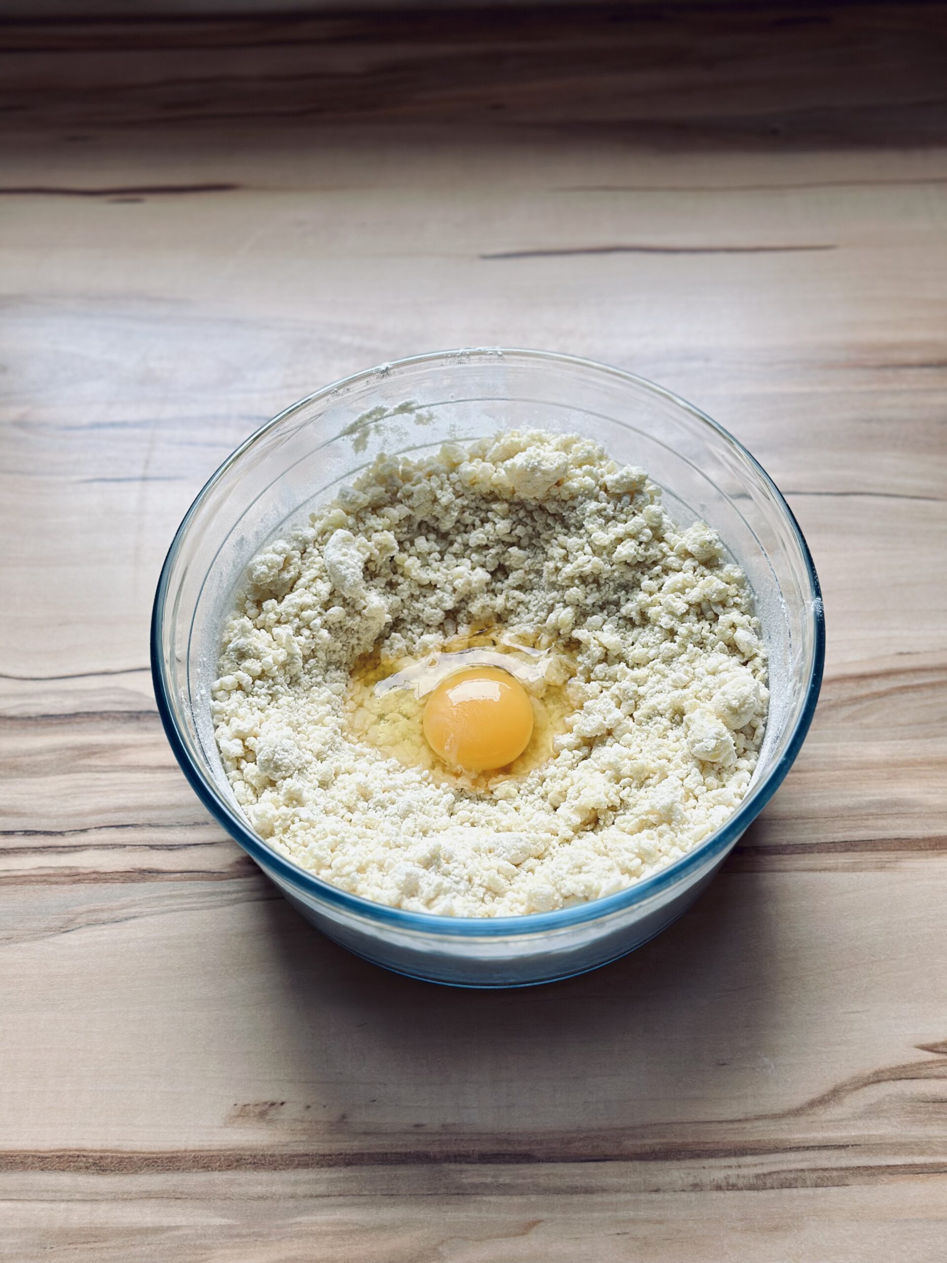 Ei zu der Kartoffelnmasse geben