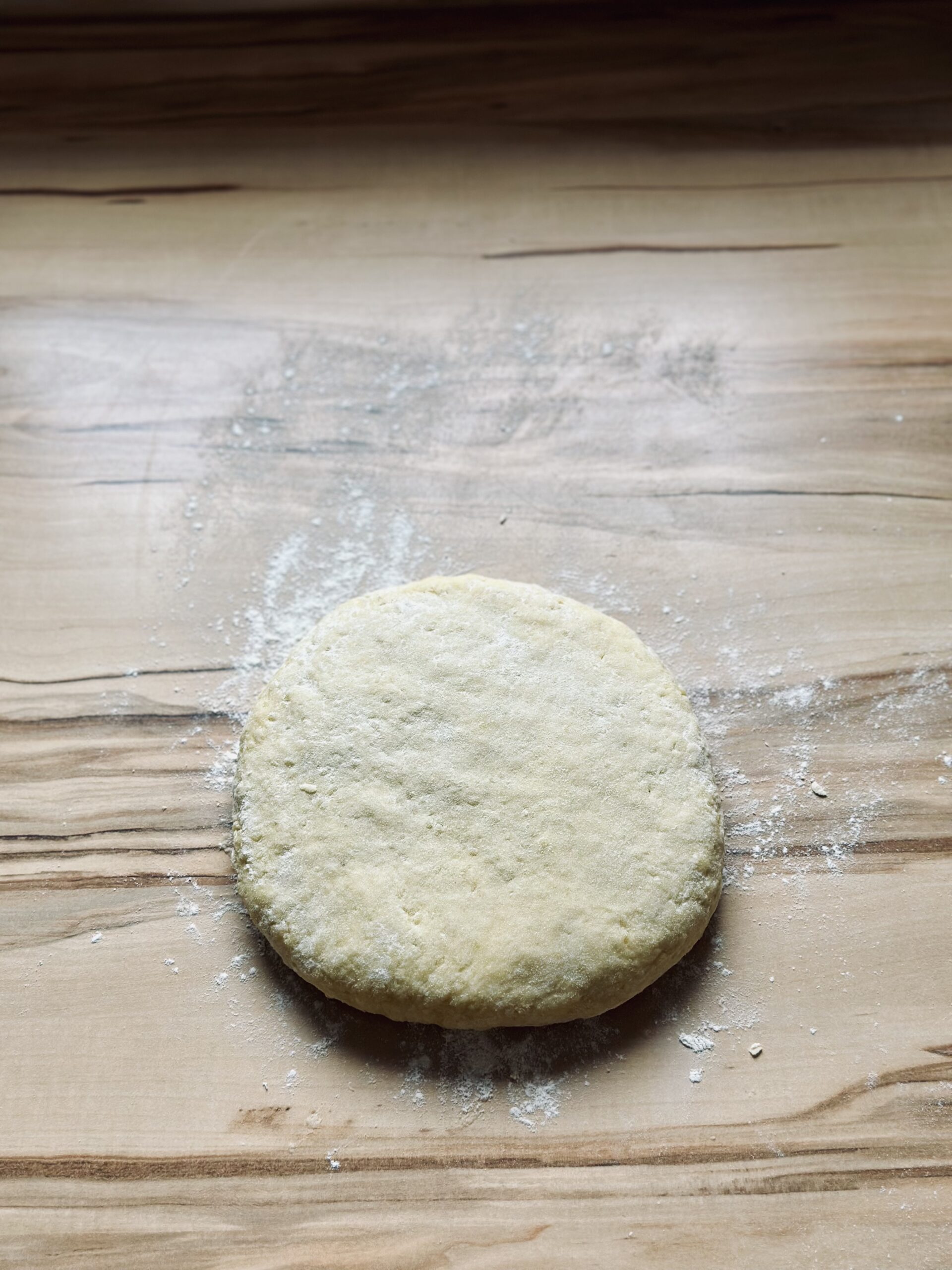 Teig mit Mehl bestäuben