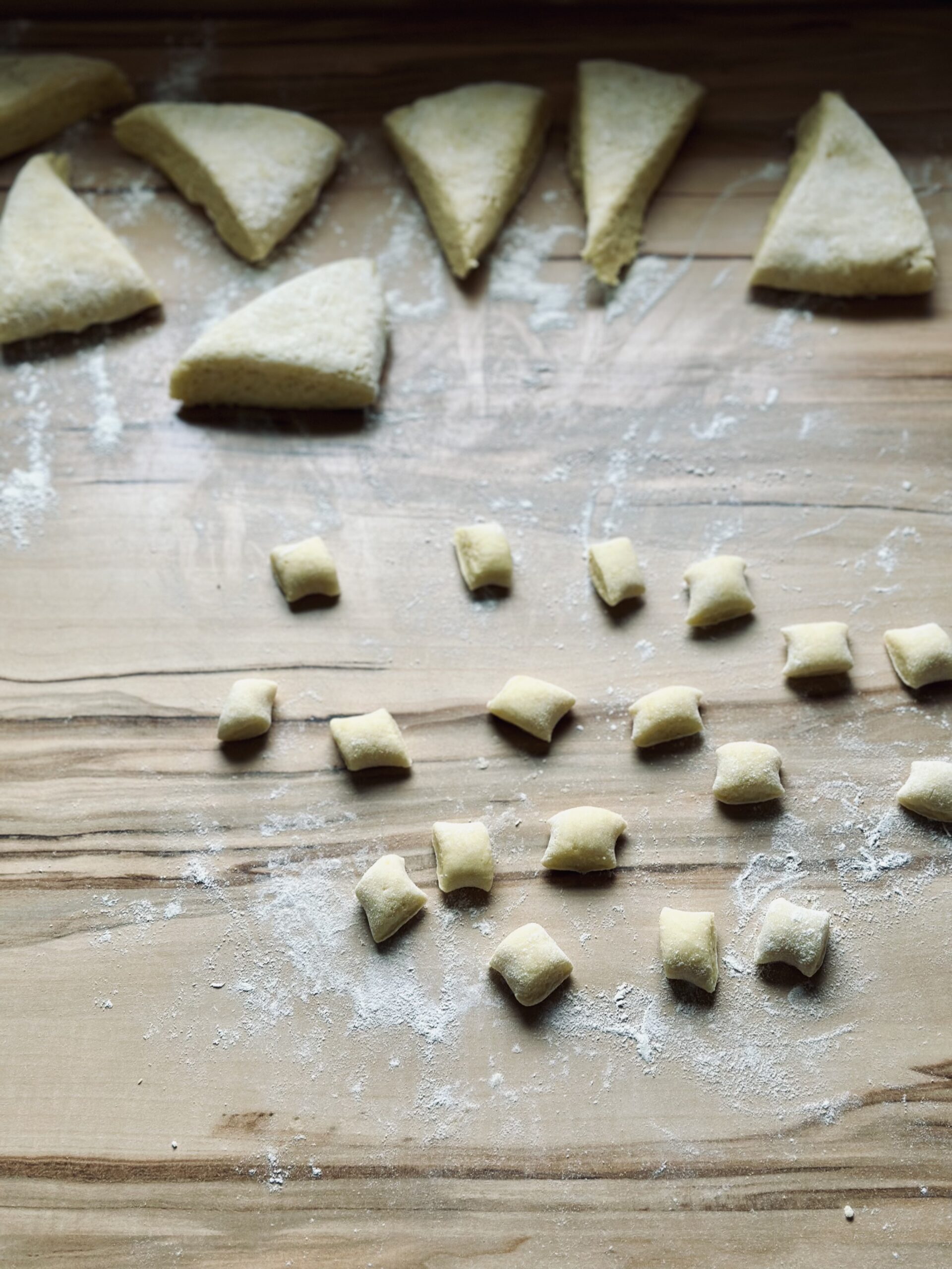 Teigstücke leicht bemehlen