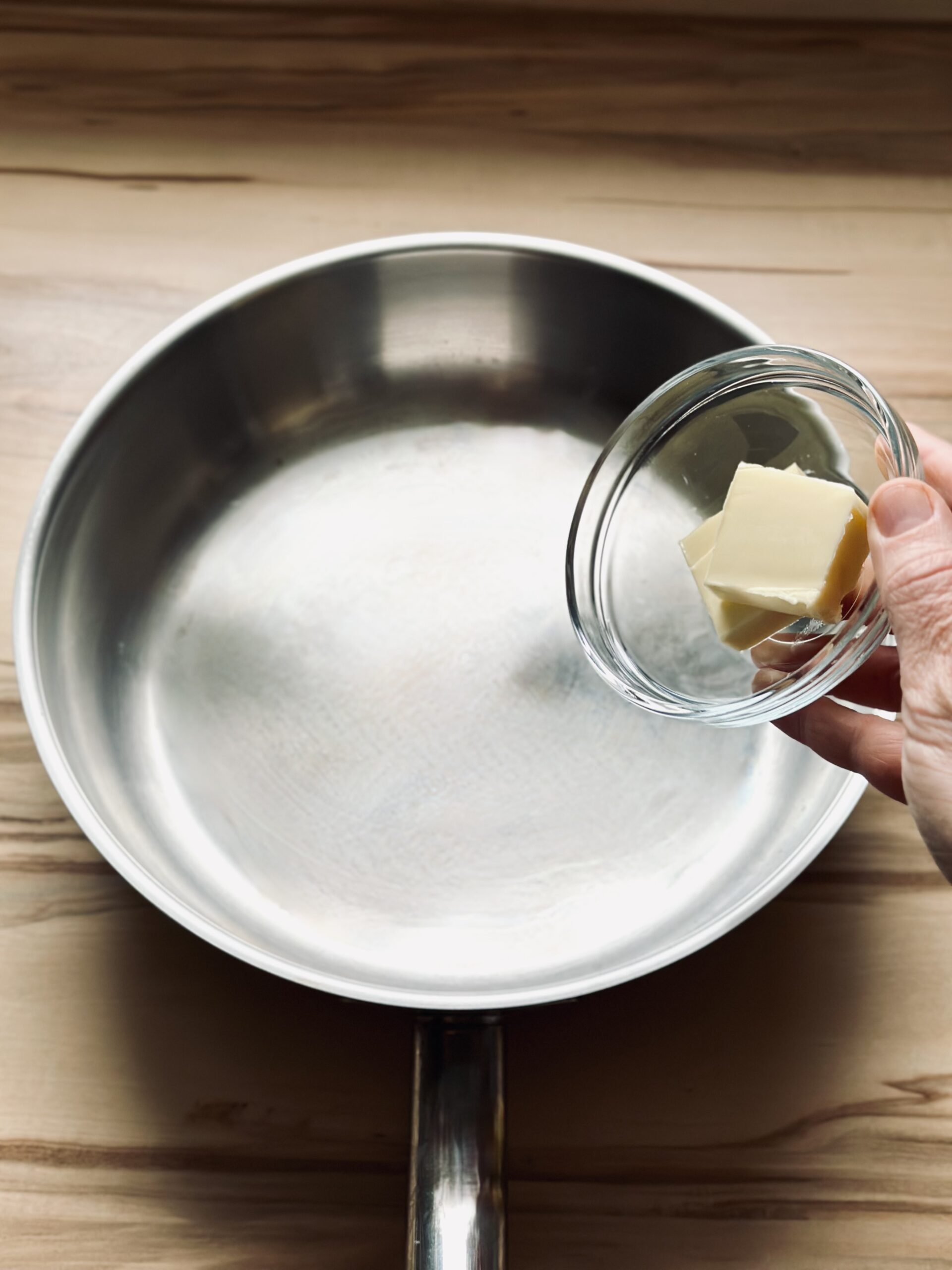 Butter in eine Pfanne geben