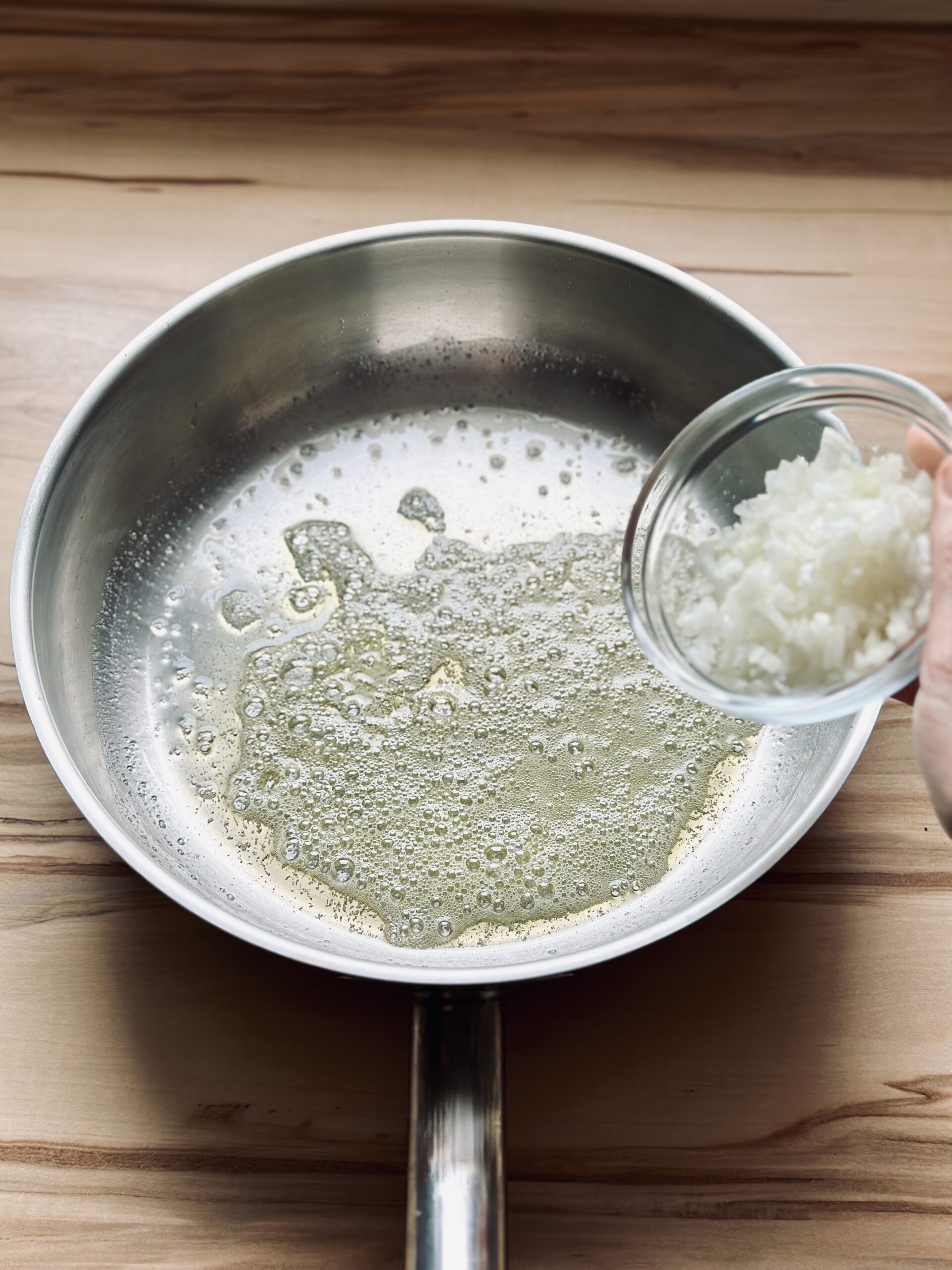 Klein gehackte Zwiebel zu der Butter geben und andünsten
