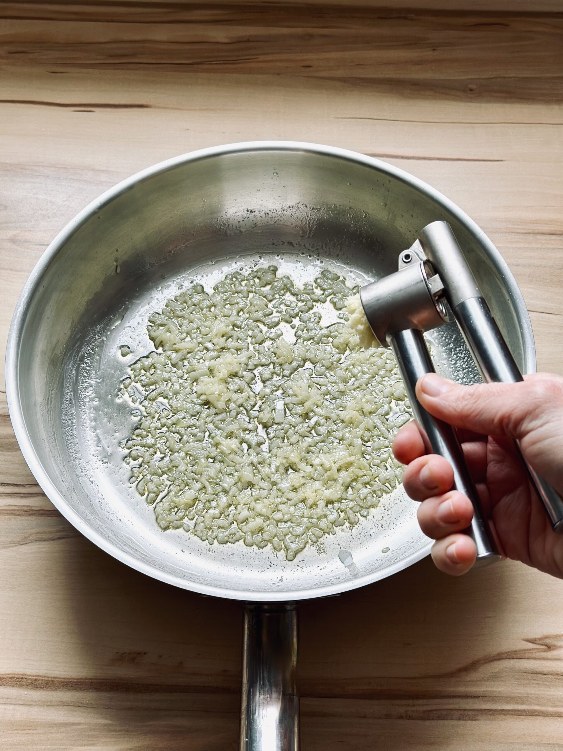 Knoblauch zu den Zwiebeln geben und mit andünsten