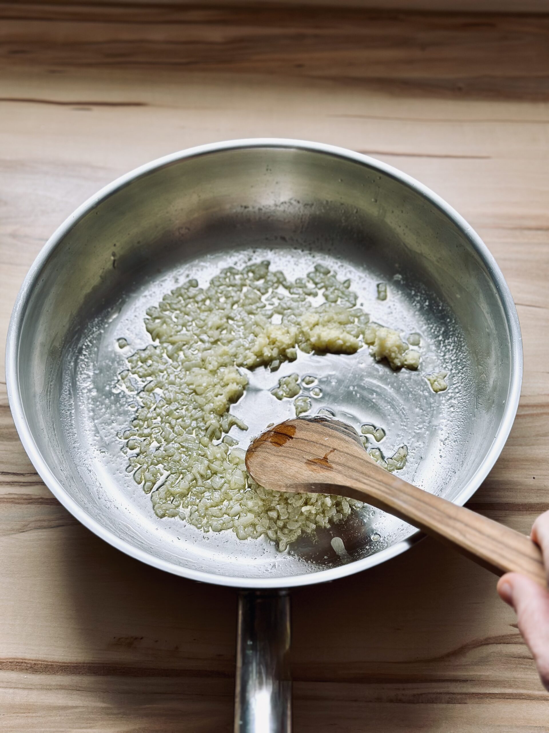 Zwiebeln & Knoblauch leicht andünsten