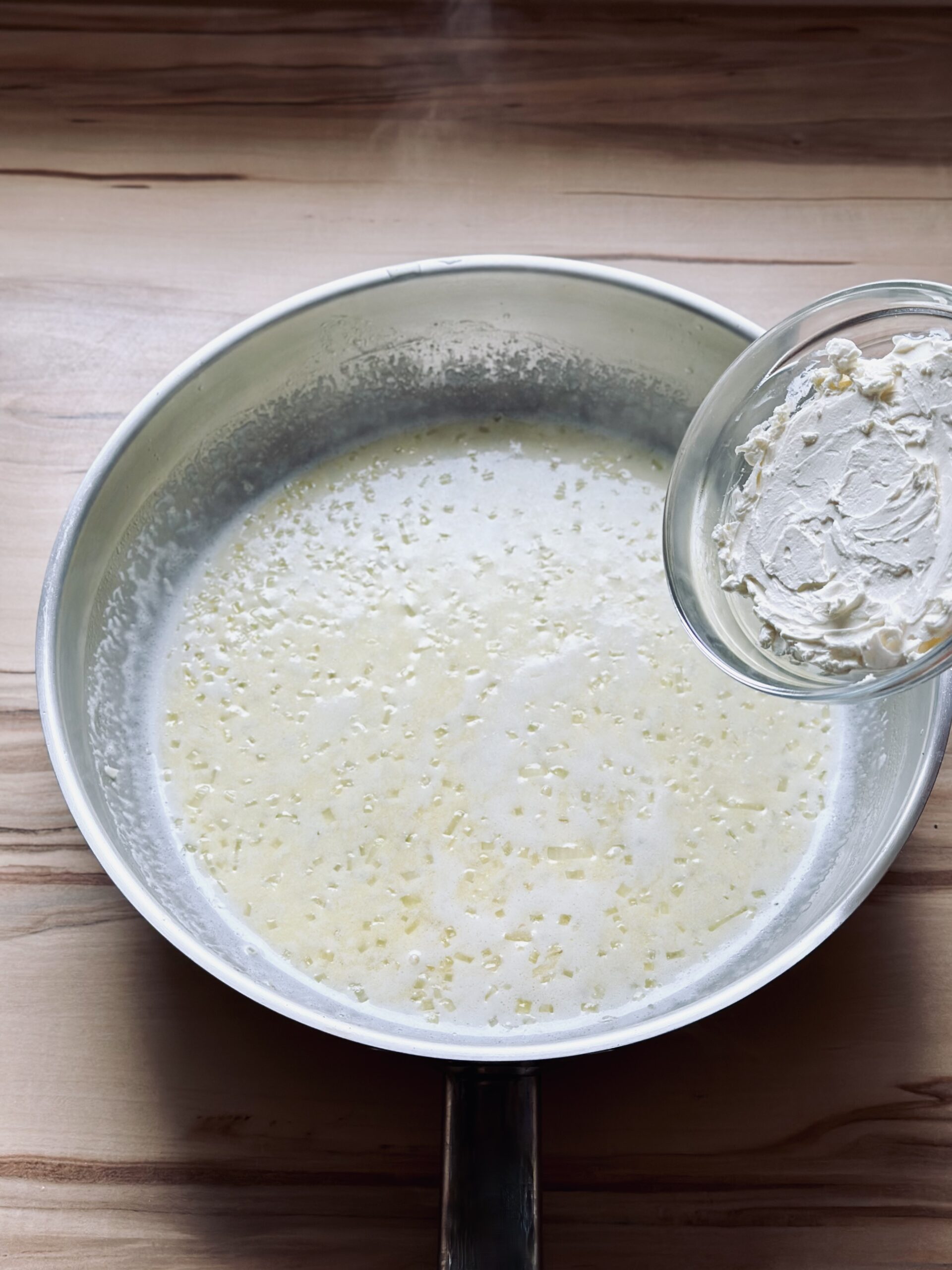 Macarpone zu der Sahne geben und einköcheln lassen