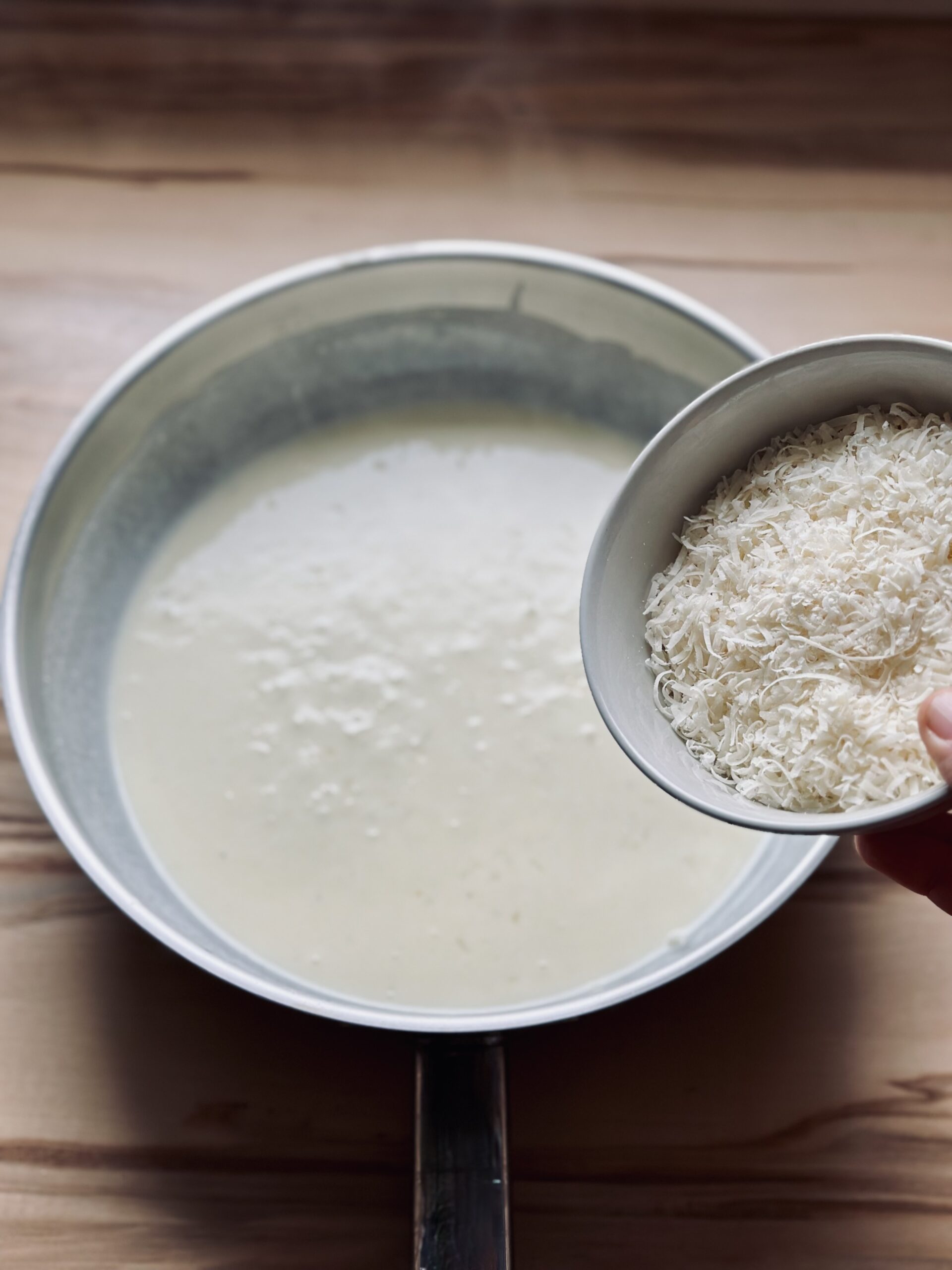 Parmesan zu der Sahnesoße geben