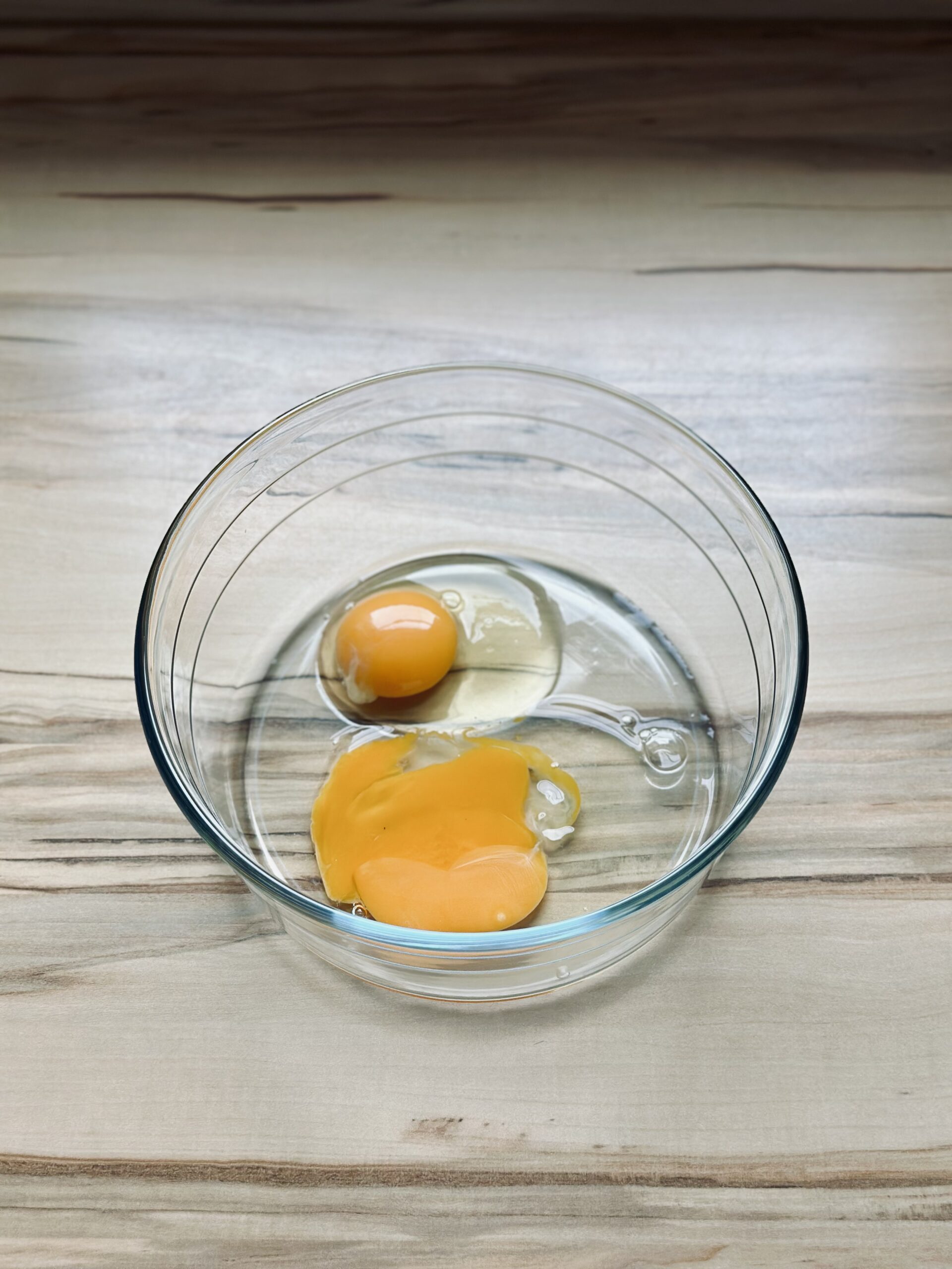 Eier in eine Rührschüssel geben