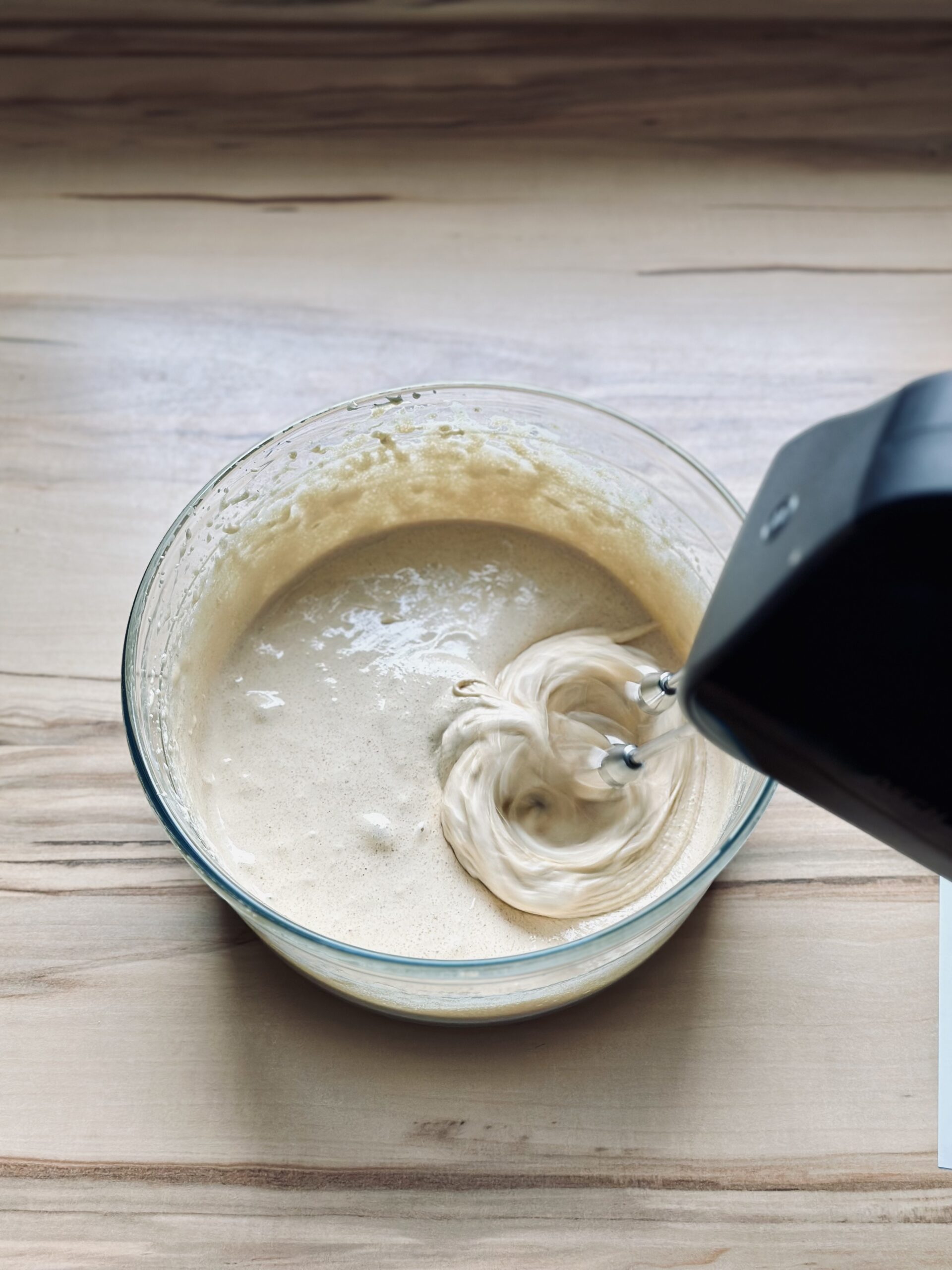 Mit einem Handmixer für 5 Minuten rühren lassen bis die Masse schaumig ist