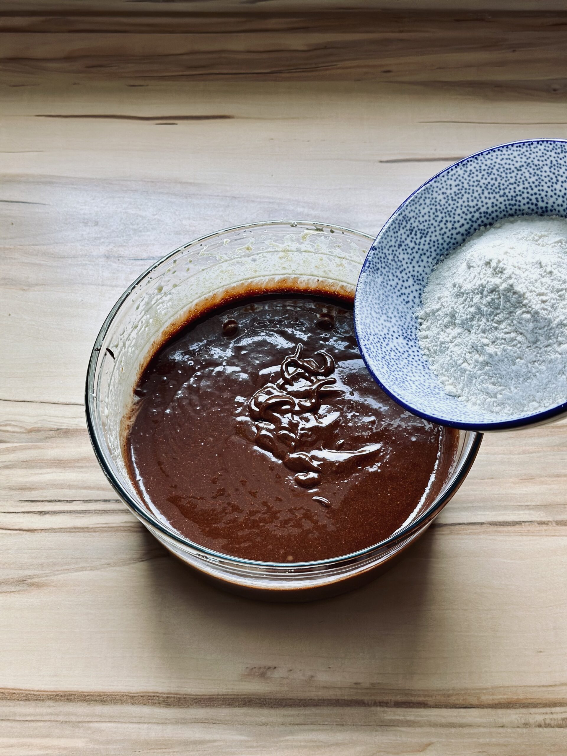 Mehl zu dem Teig hinzufügen