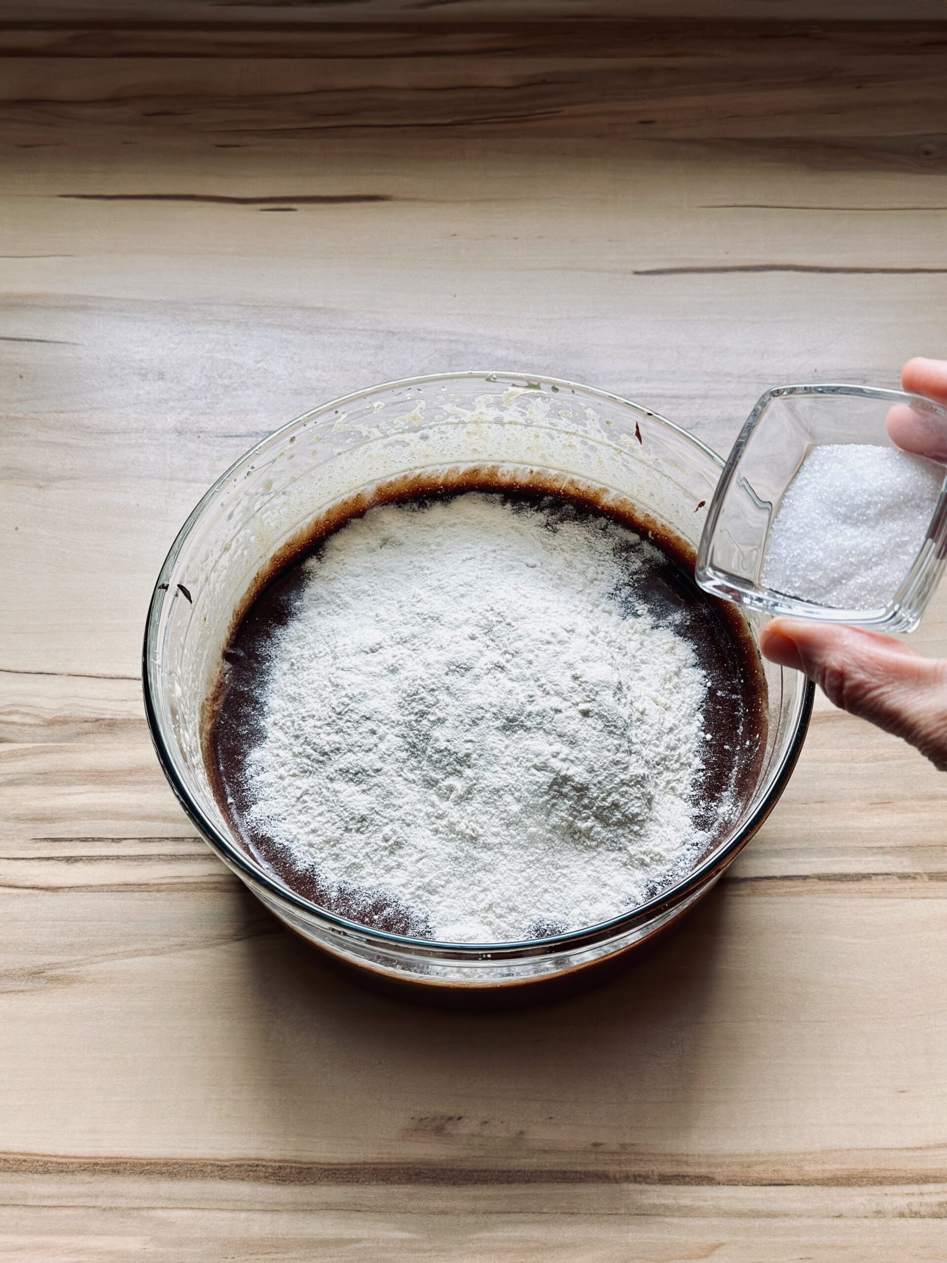 Salz in den Teig geben