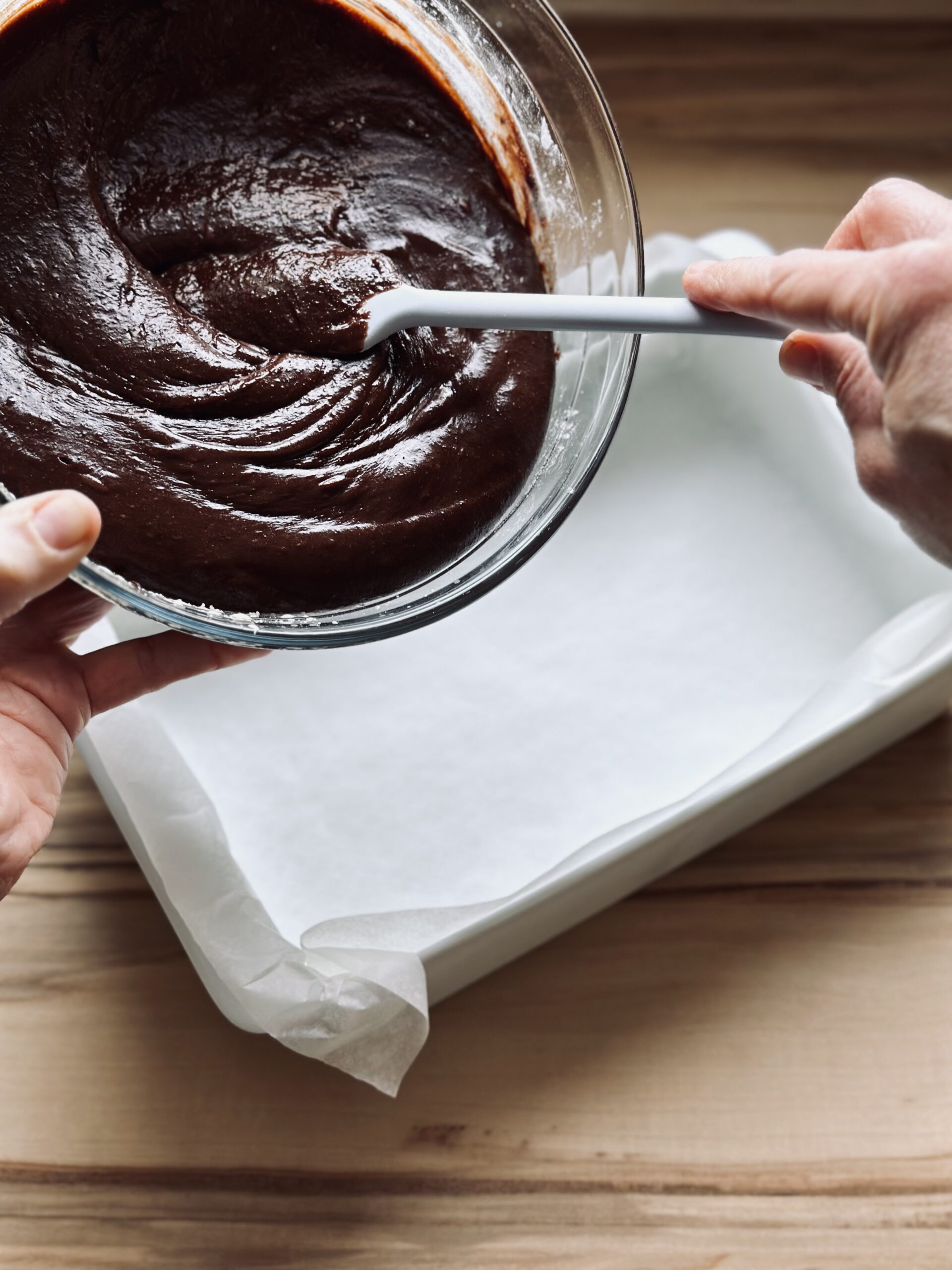 Teigmasse in die Auflaufform geben