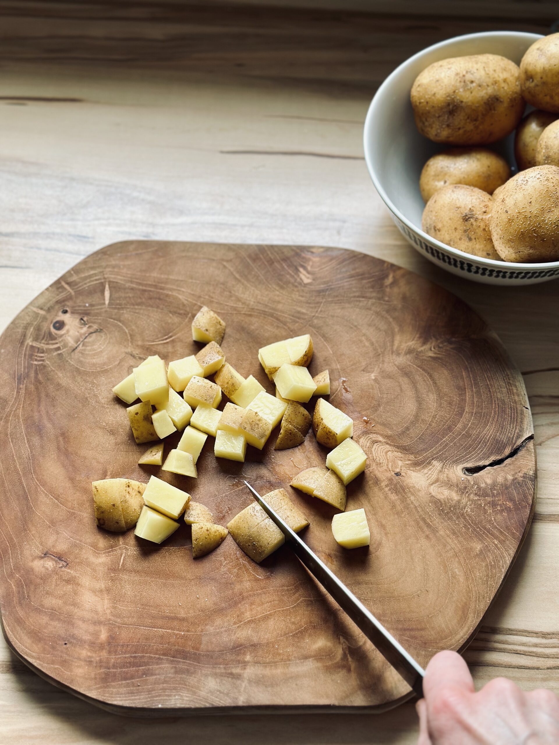 Kartoffeln in Würfel schneiden