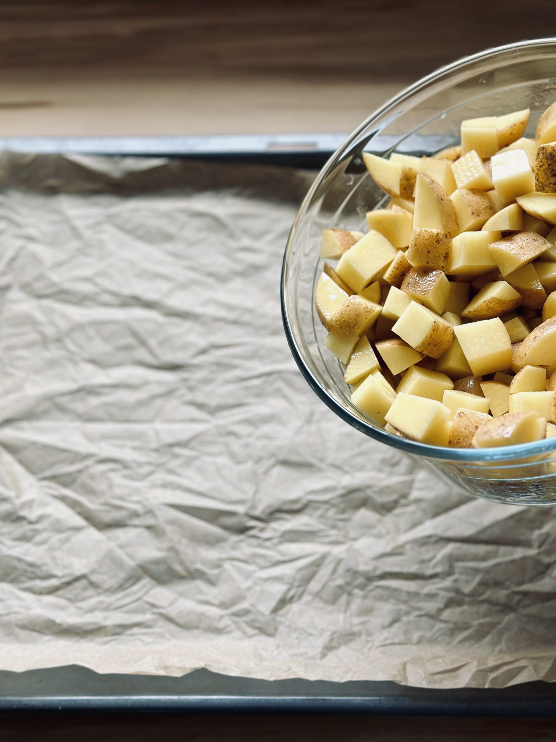 Die wilden Kartoffel auf ein mit Backpapier ausgelegtes Backblech legen