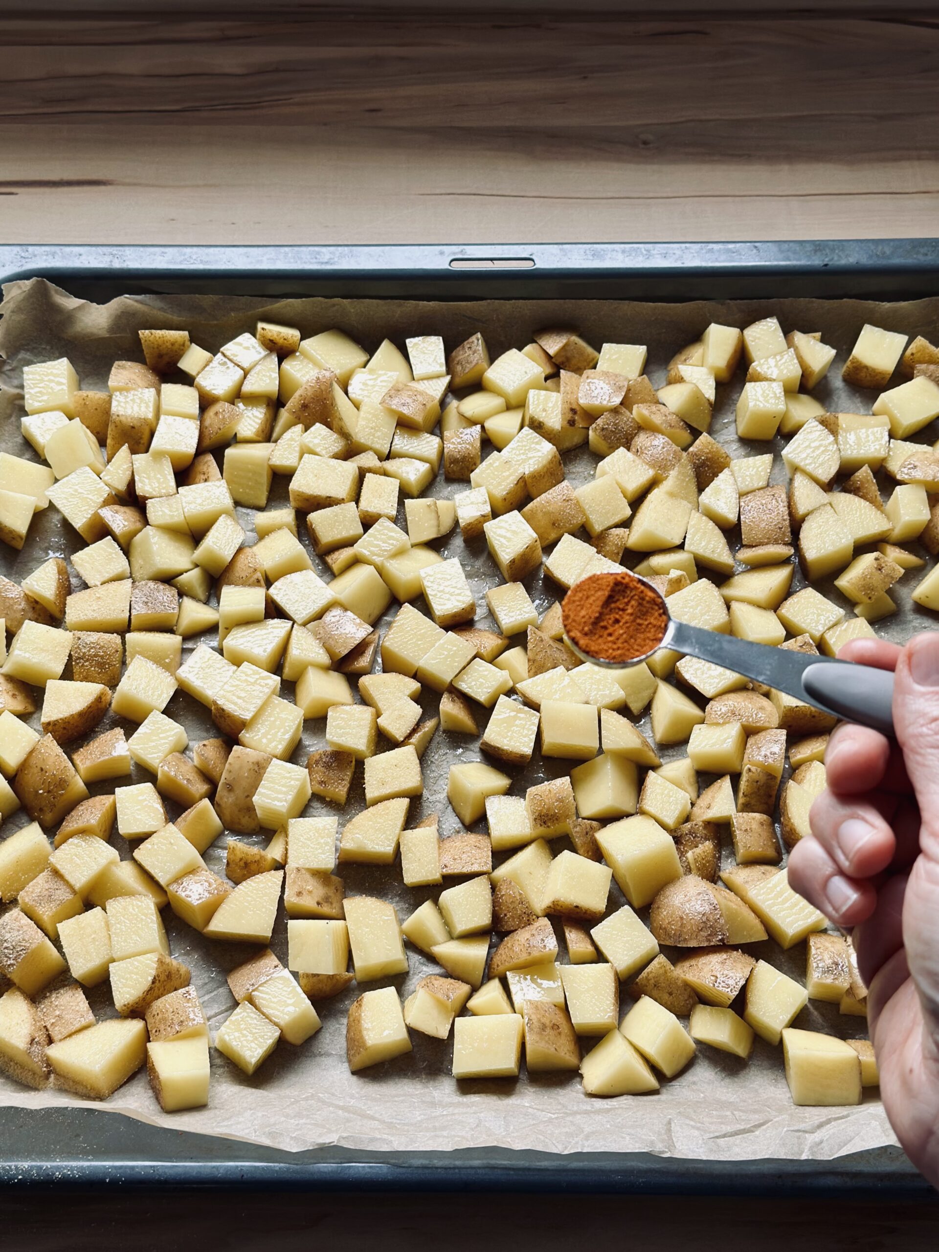 Optional Paprikapulver über die Kartoffeln geben