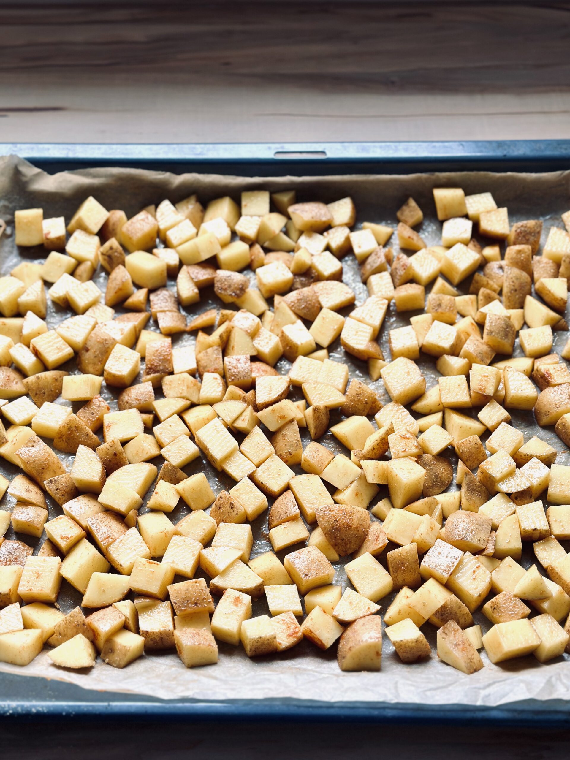 Kartoffeln nochmals vermengen und die Gewürze so auf allen Kartoffelwürfeln verteilen