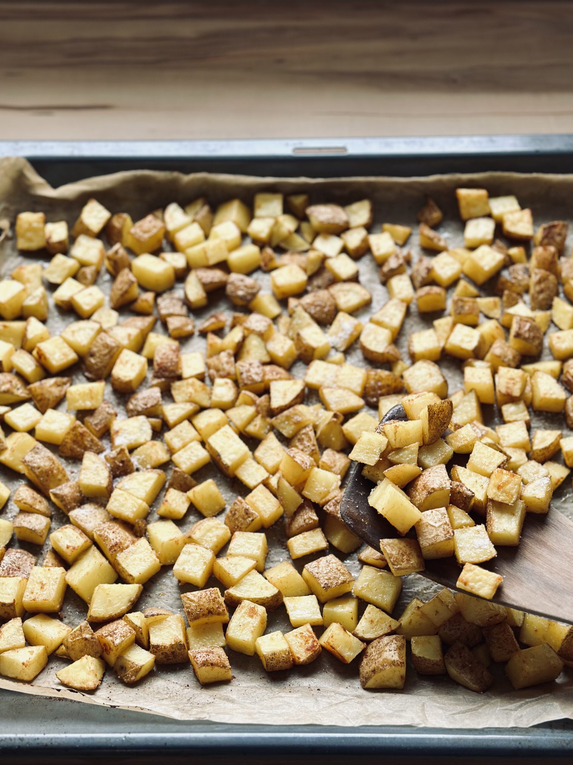 Kartoffeln wenden und Salz verteilen