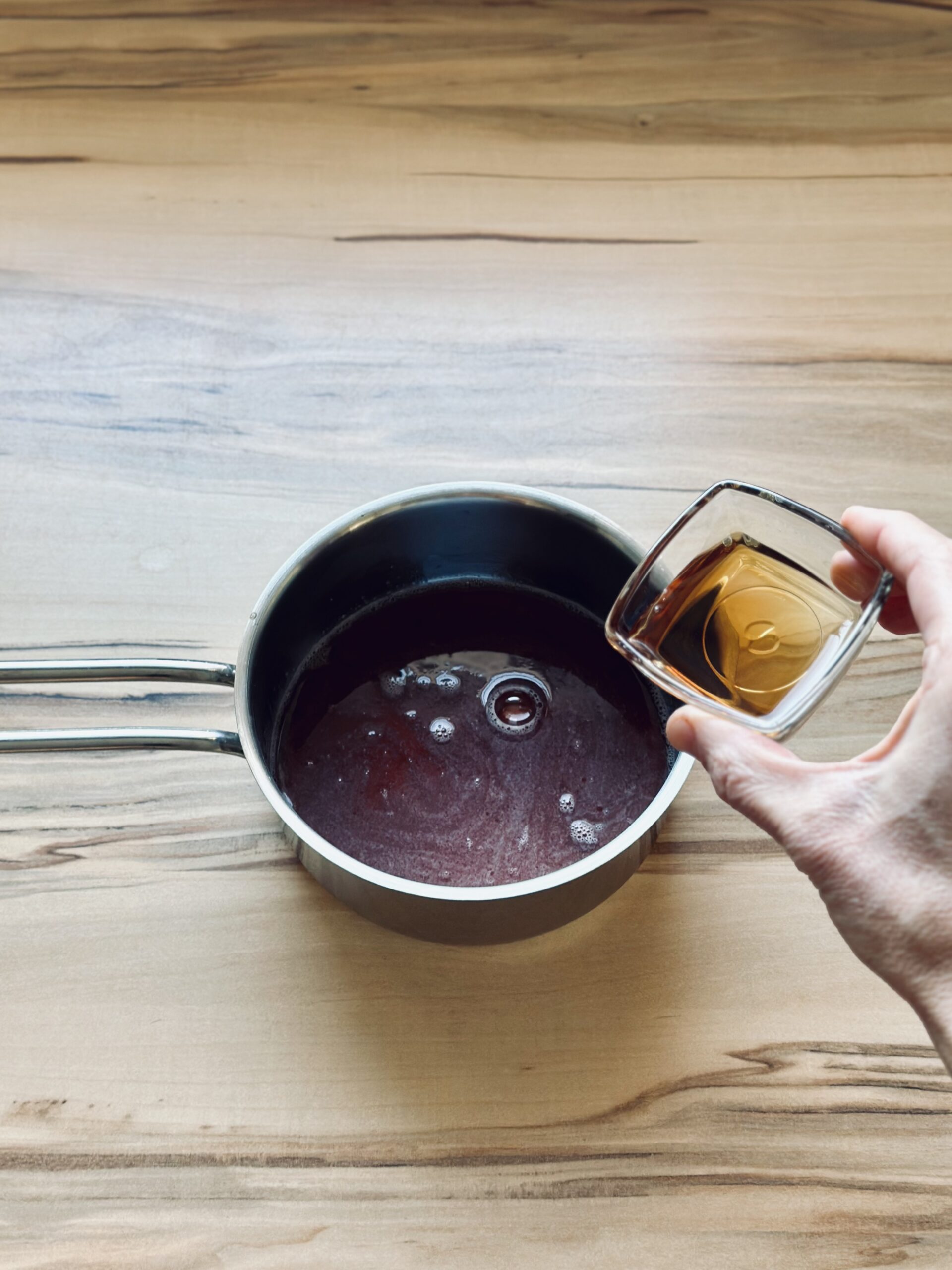 Topf erwärmen und Ahornsirup oder Honig einrühren