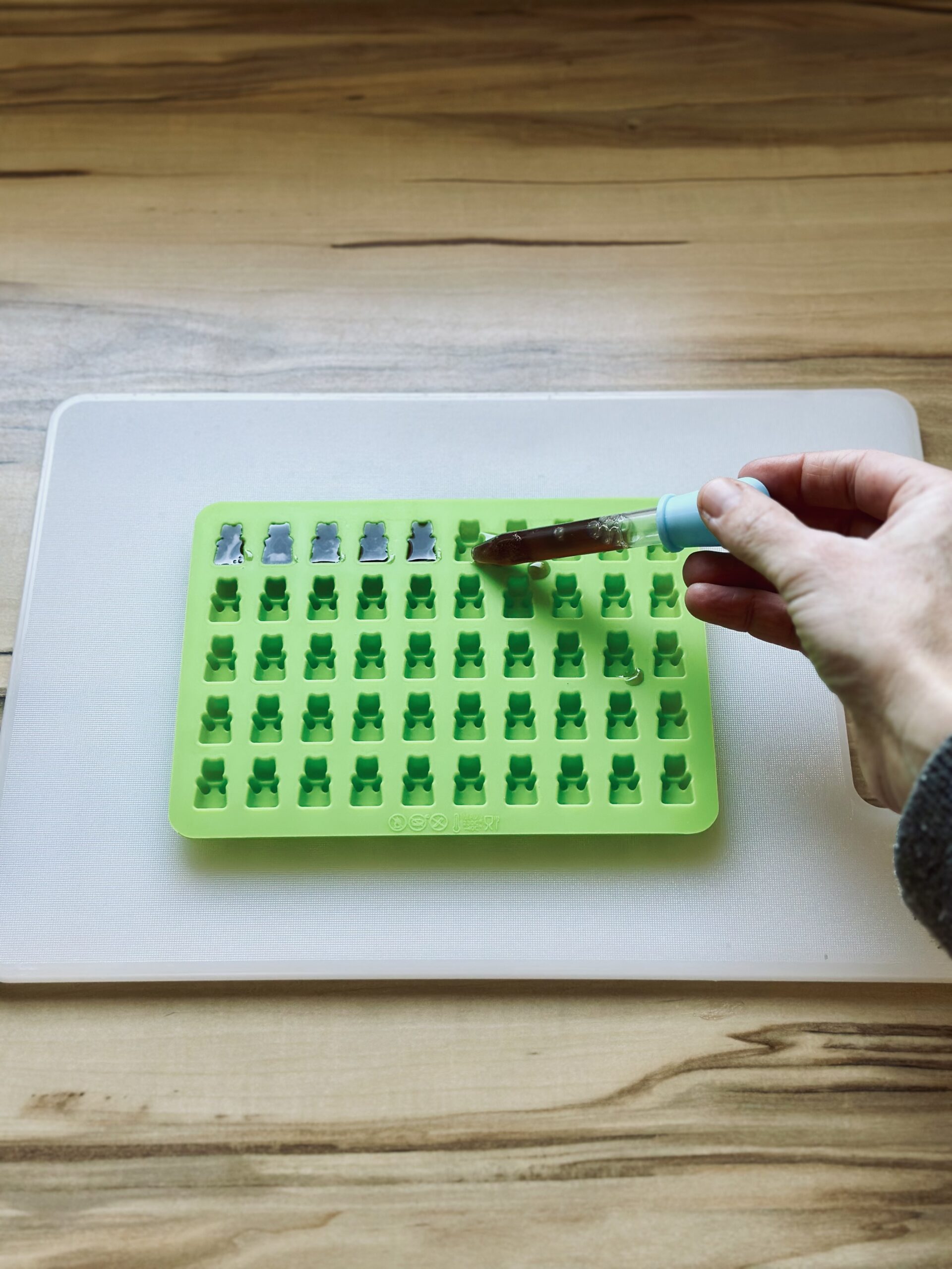 Flüssigkeit in die Förmchen geben