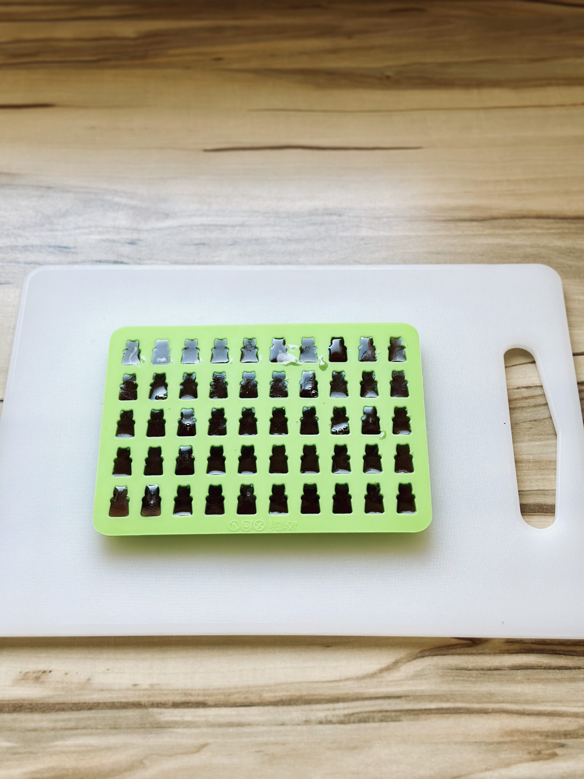 Fertige Gummibären bereit für den Kühlschrank