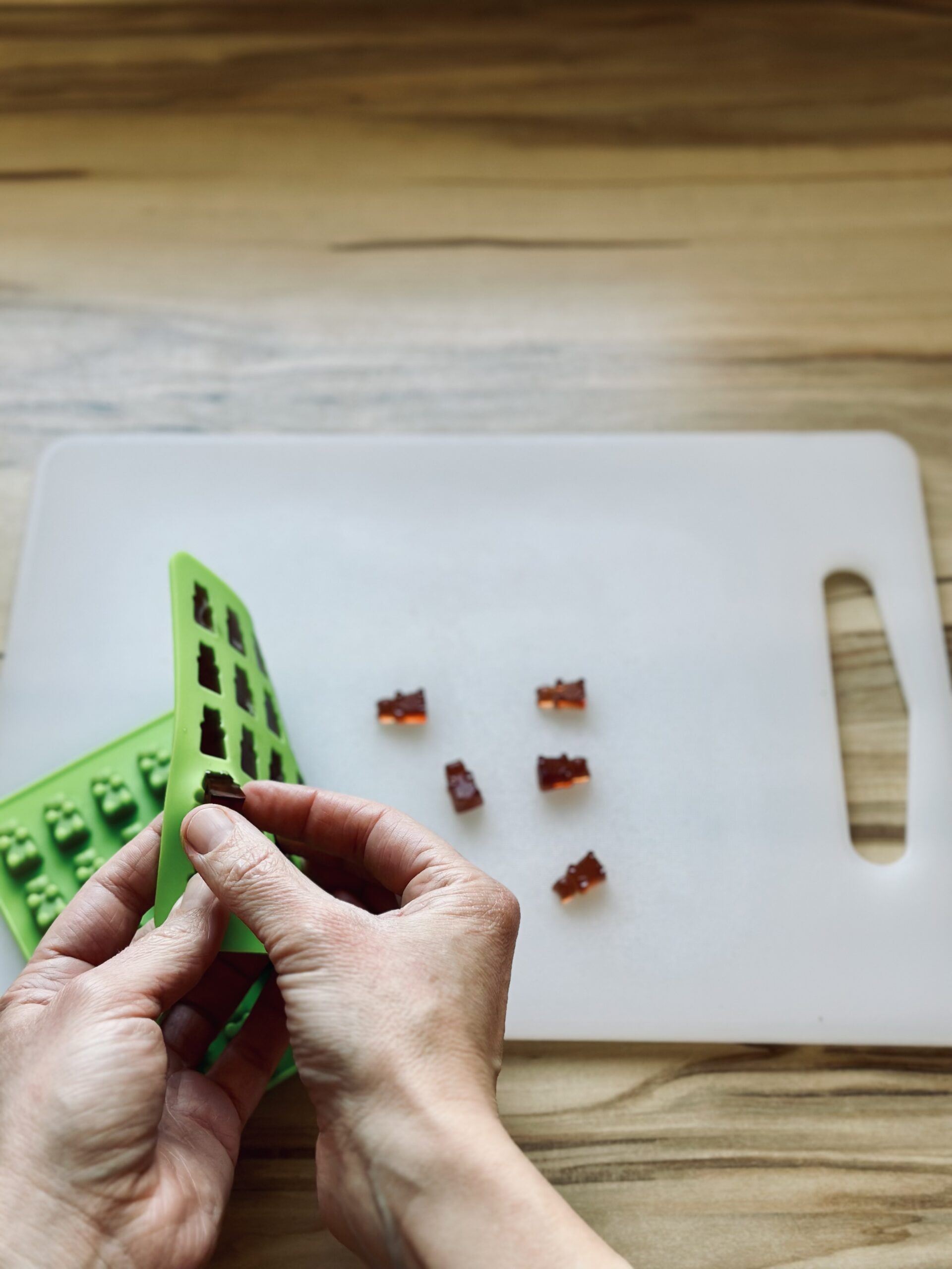 Gekühlte Gummibären aus der Form lösen