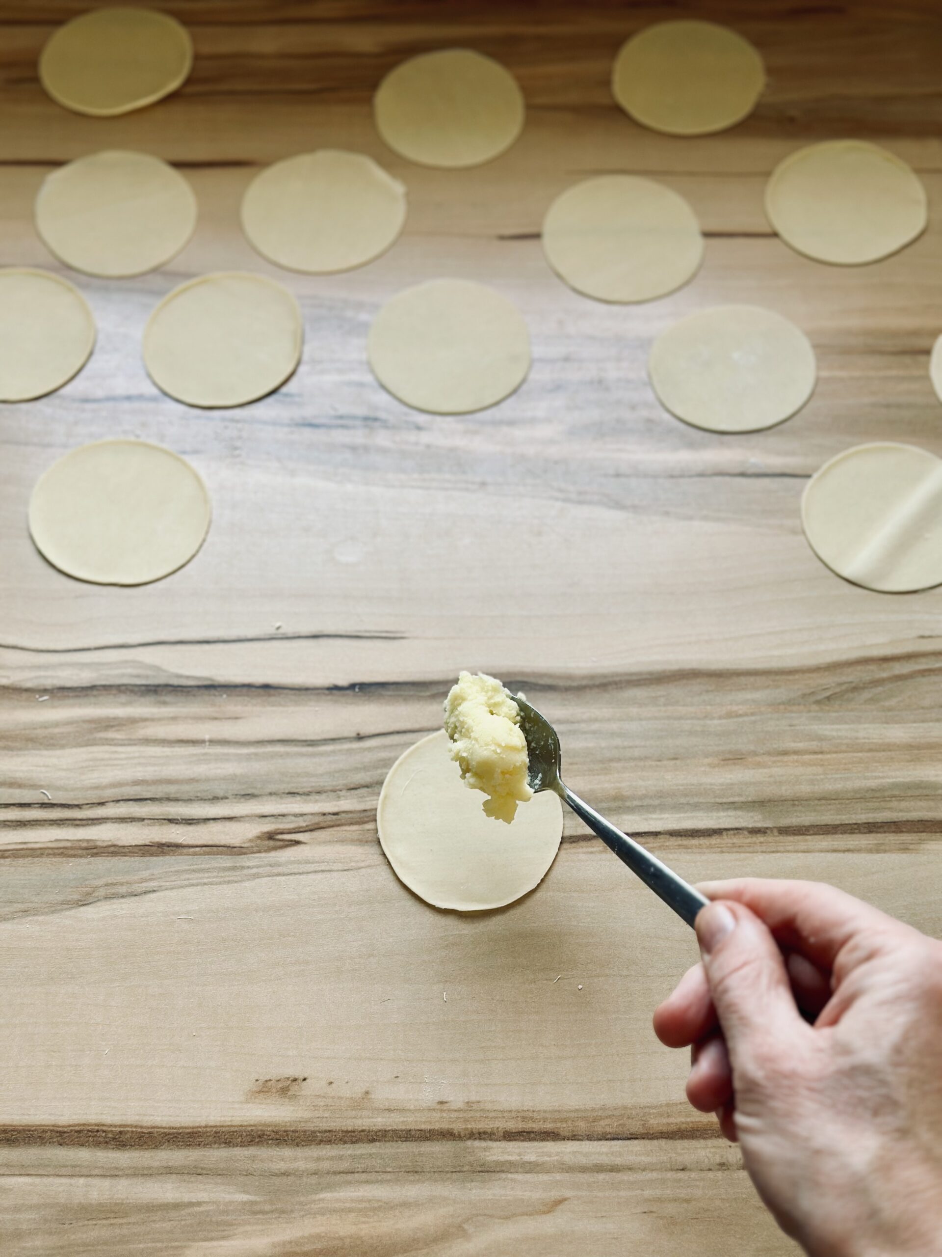 Sauerteig Pierogi mit Kartoffelpüree füllen