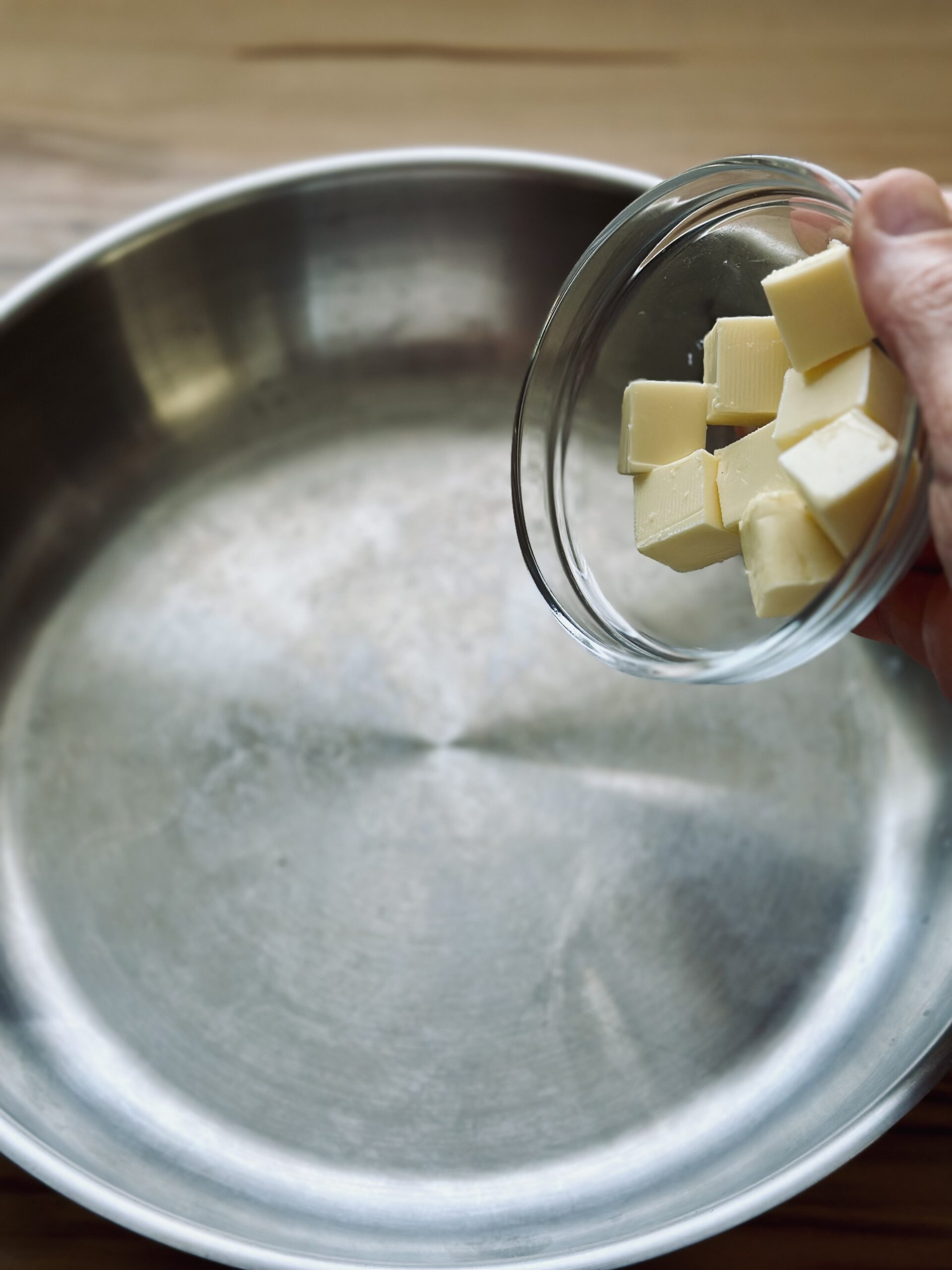 Butter in eine Pfanne geben