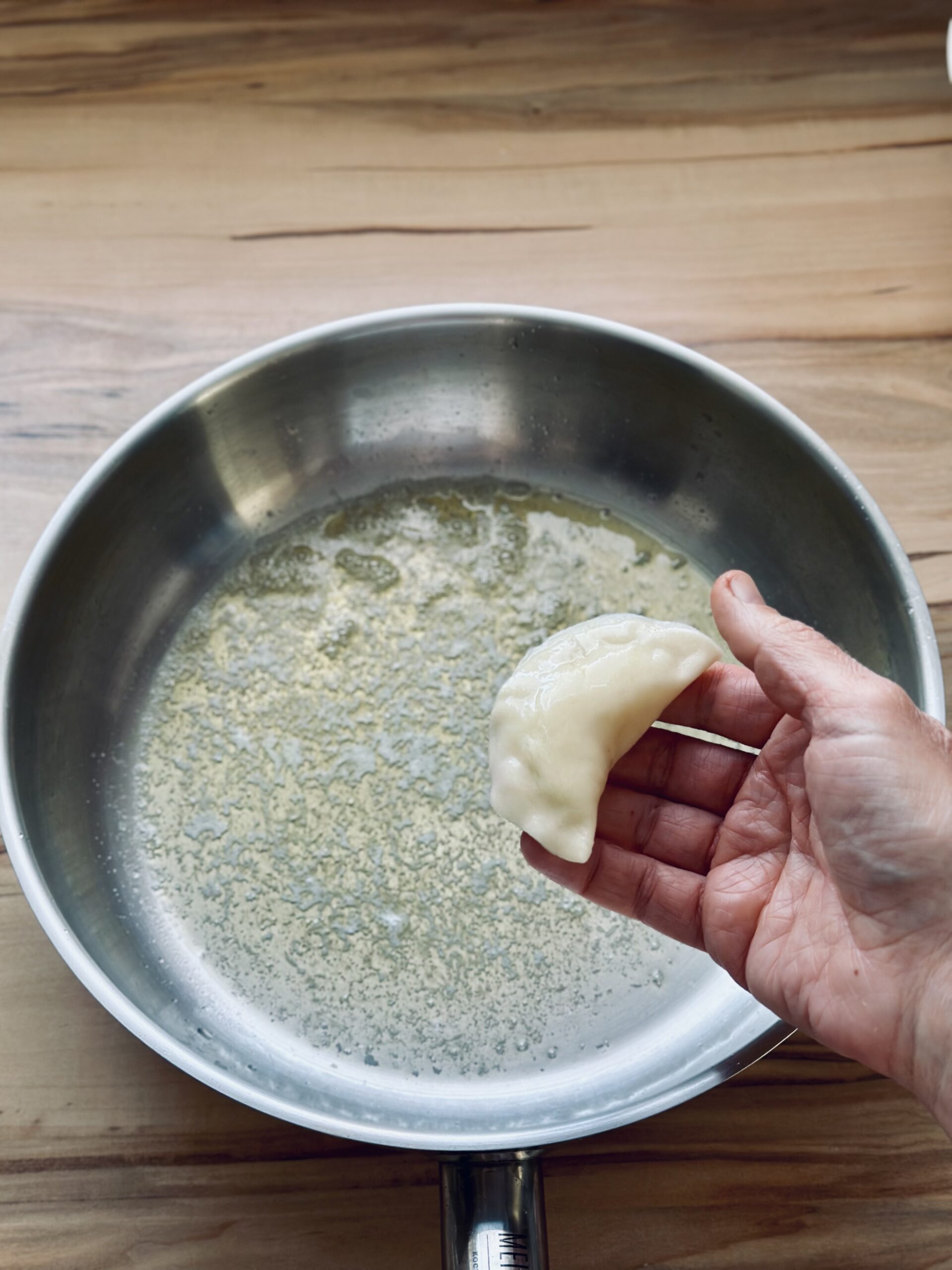 Pierogi in die Pfanne legen und von jeder Seite 5-7 Minuten bei mittlerer Hitze anbraten