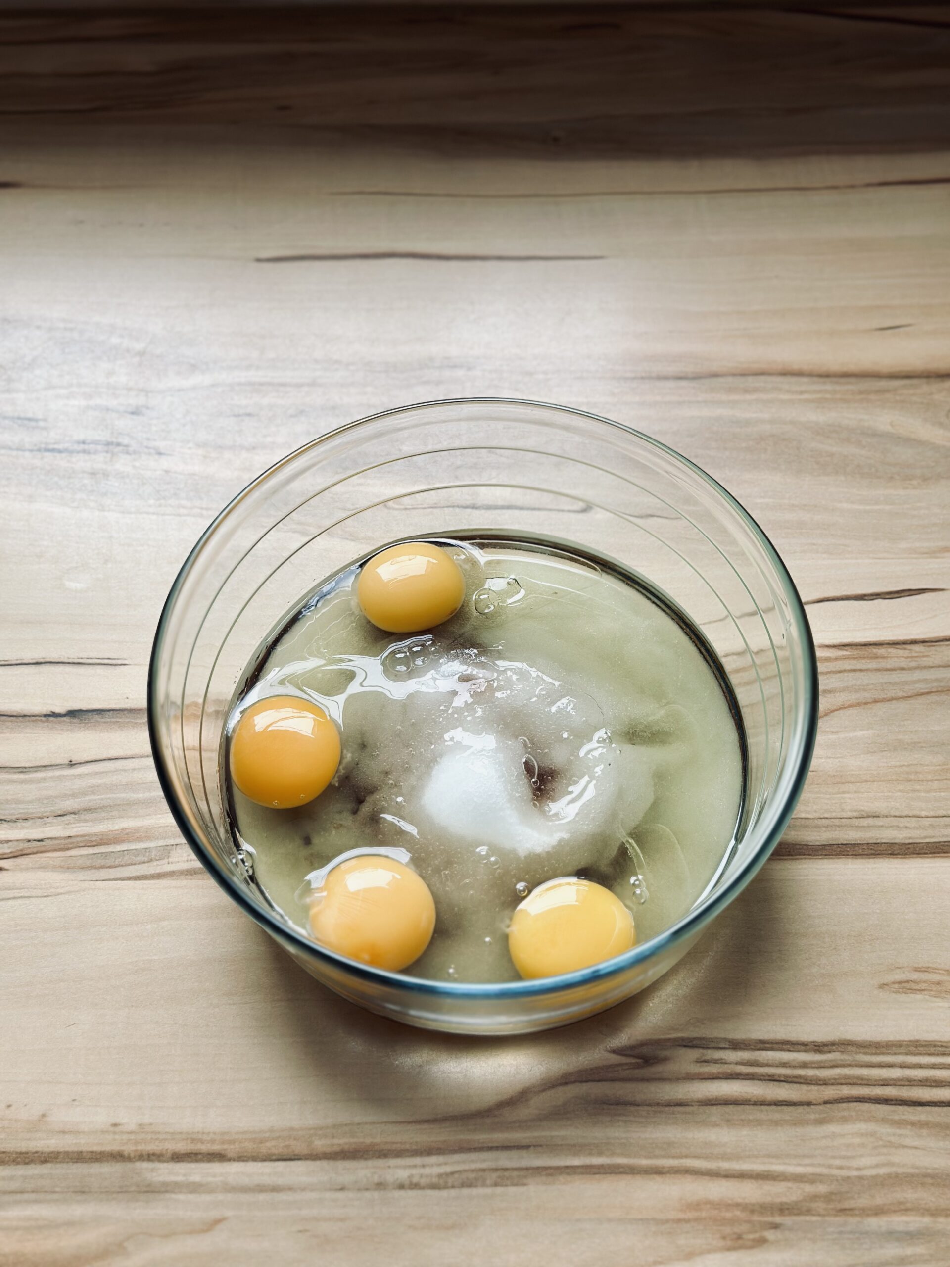 4 Eier in die Zucker Masse schlagen