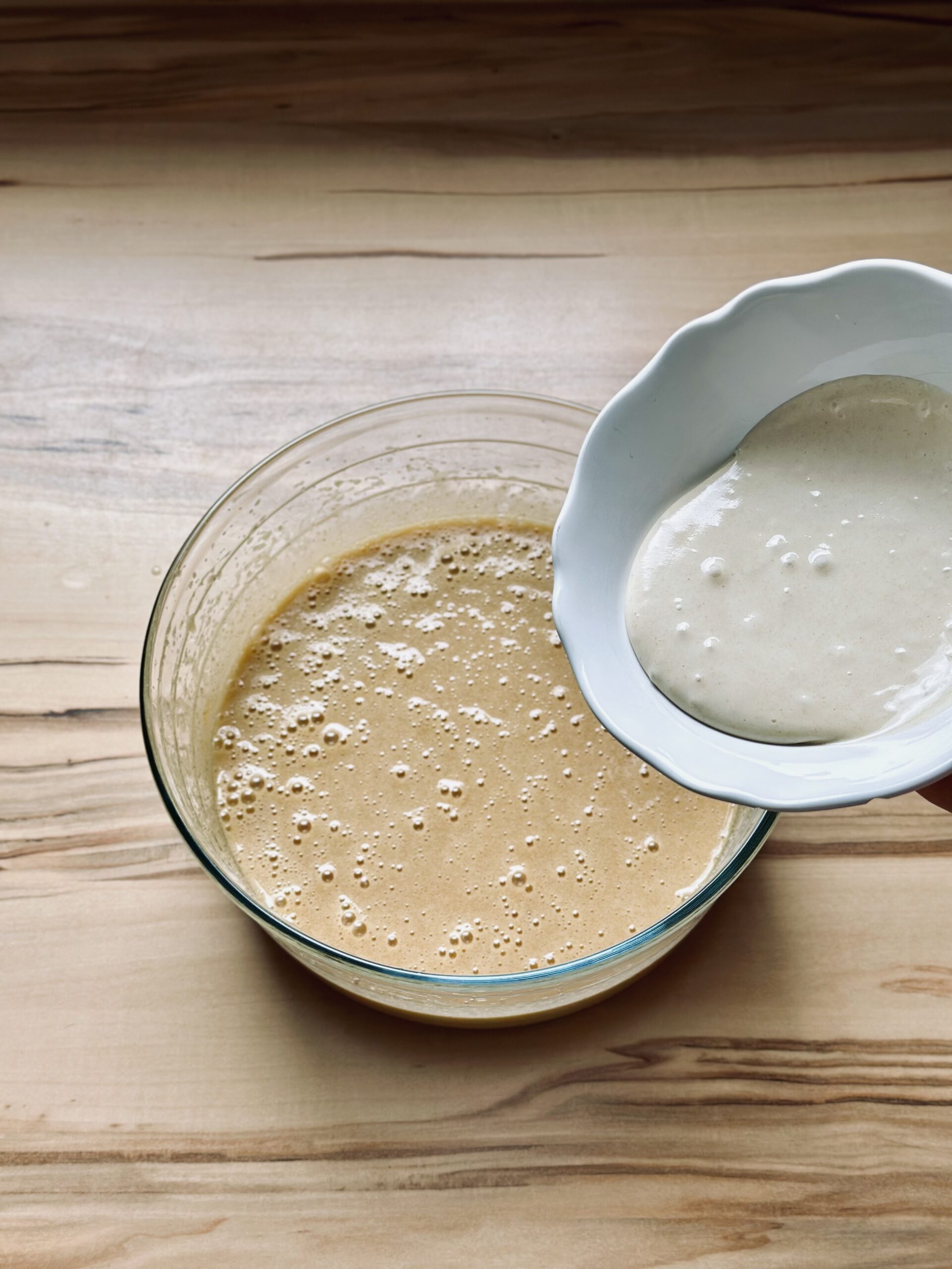 Sauerteigrest zu der Teigmasse geben und nochmals gut verrühren