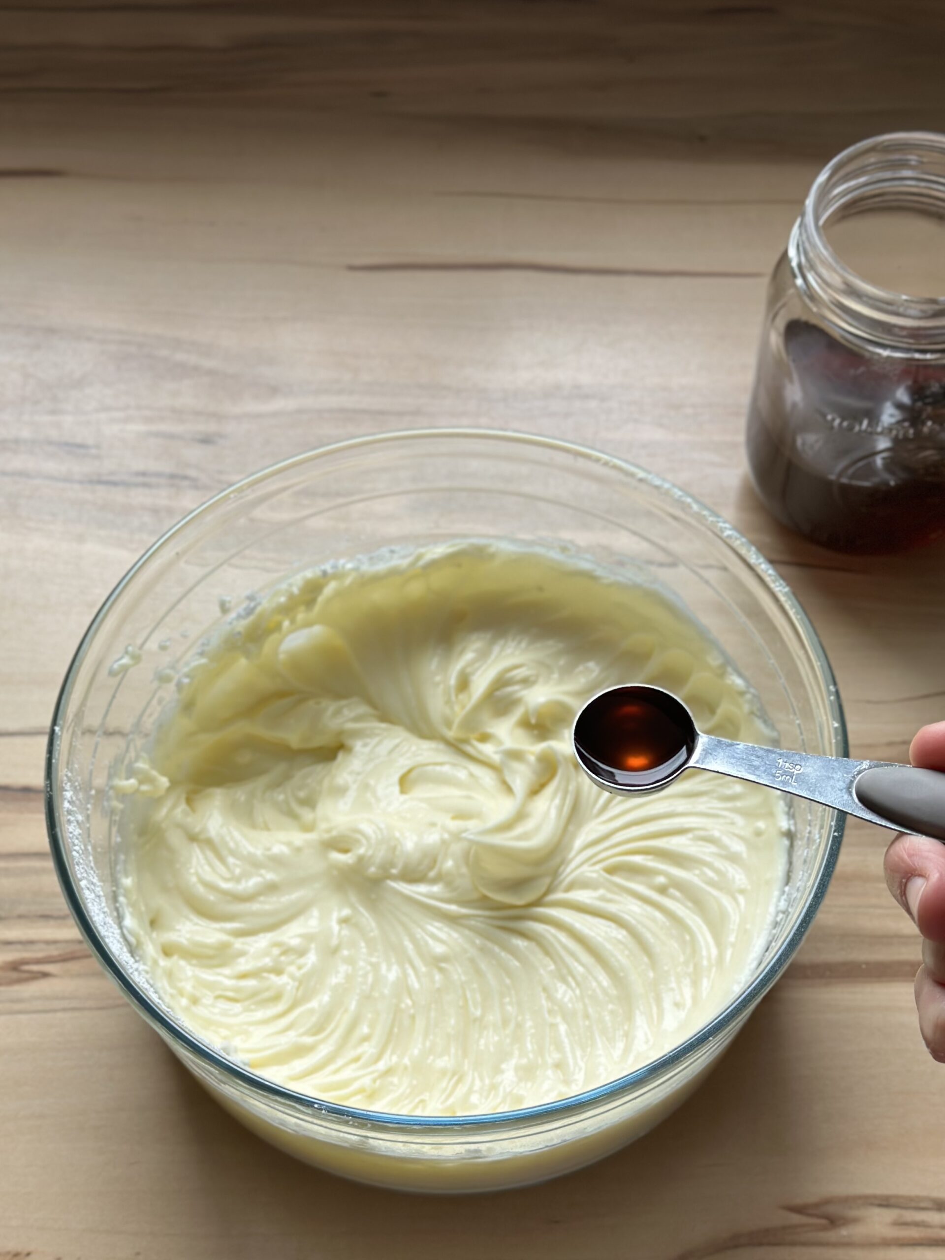 Vanille Extrakt zu der Creme geben