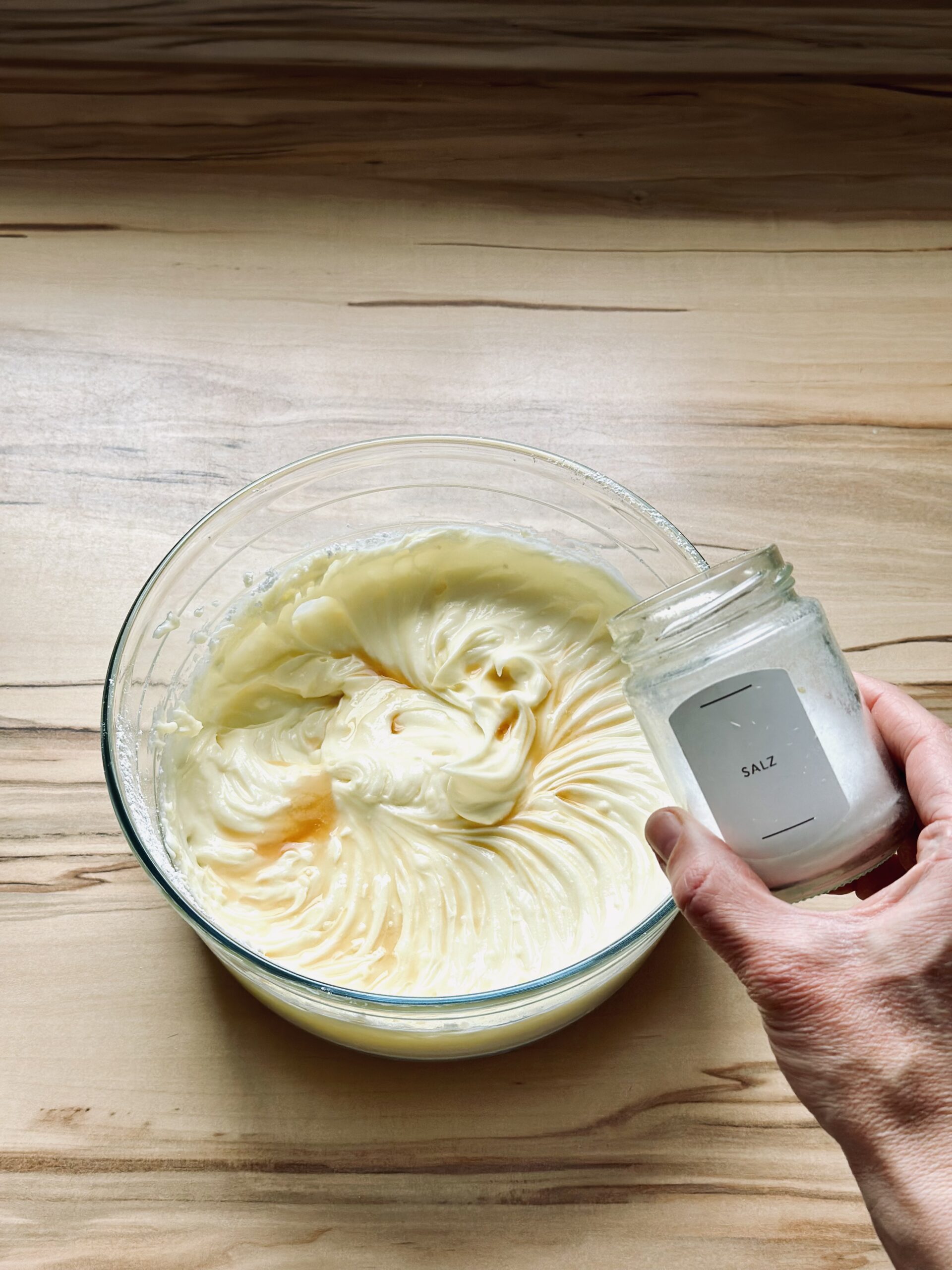 Etwas Salz zu der Creme hinzugeben und nochmals gut verrühren
