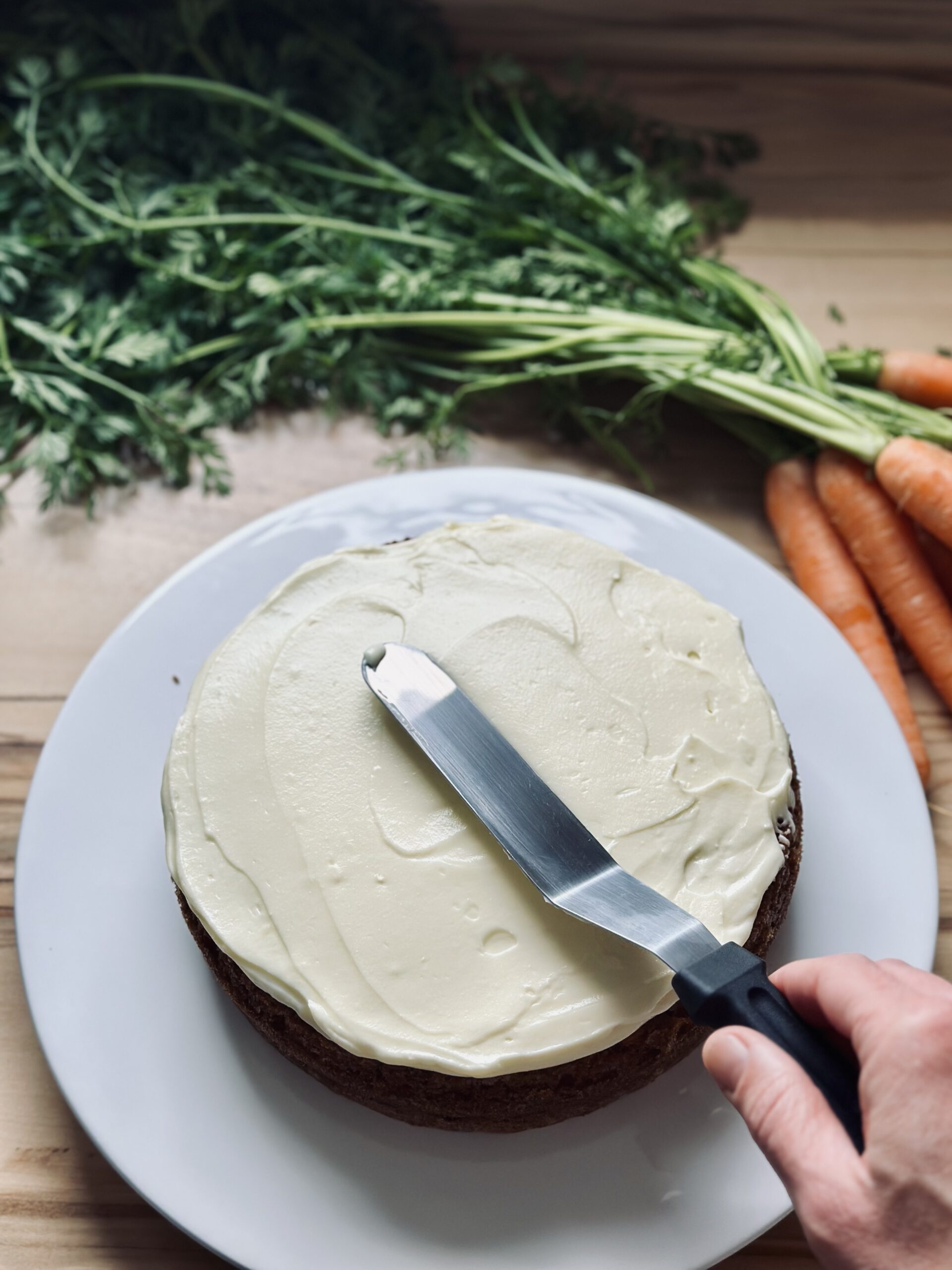 Masse auf dem Kuchen verteilen 