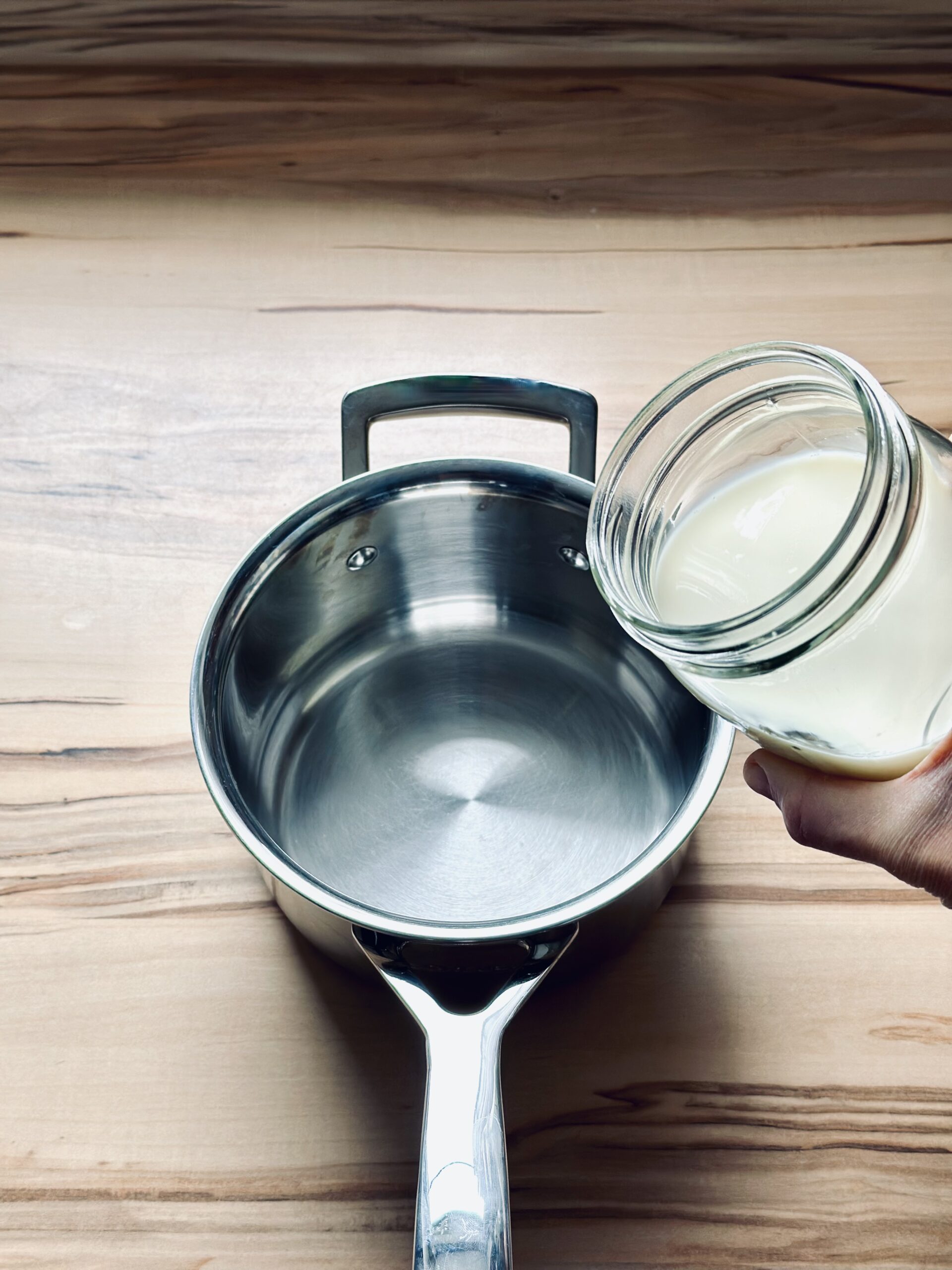 Milch in eine Topf geben