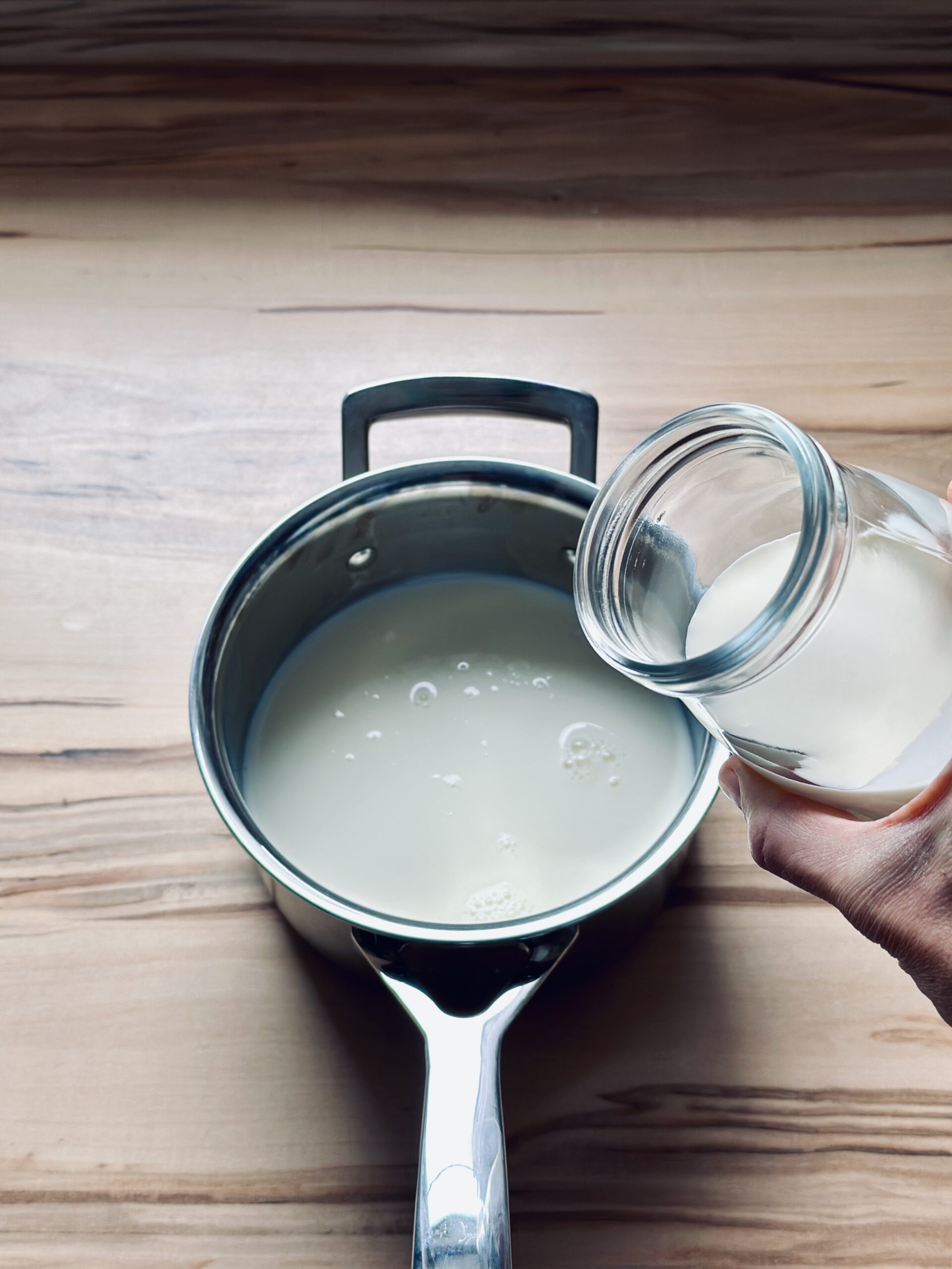 Sahne zu der Milch hinzufügen