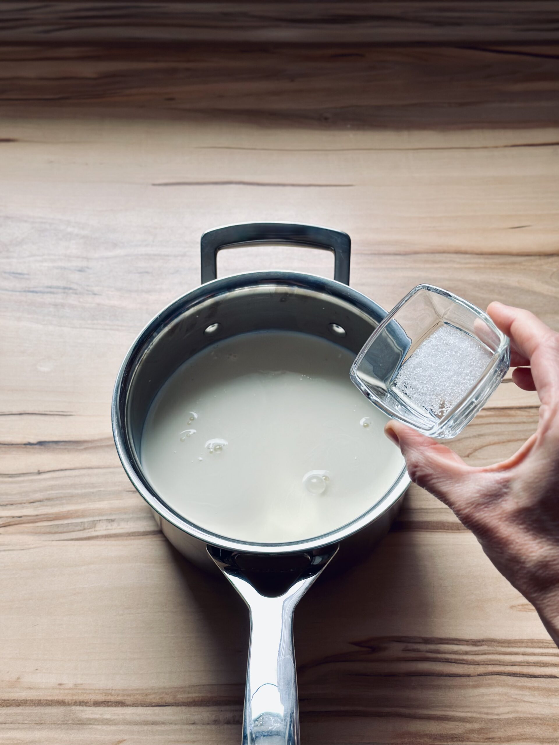 Salz in die Milch-Sahne Mischung geben