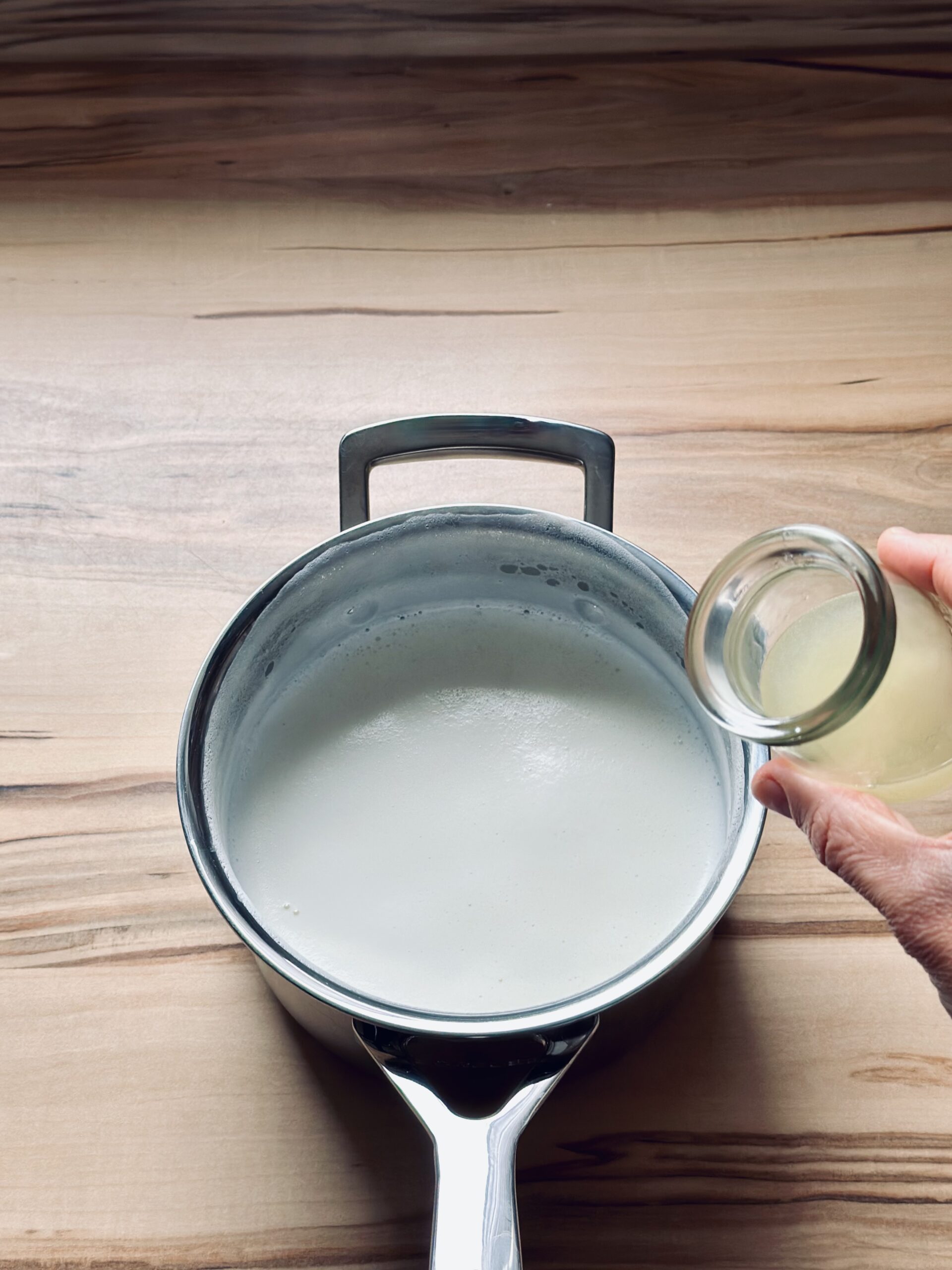 Zitronensaft zu der Milch geben, kurz umrühren und 10 Minuten stehen lassen