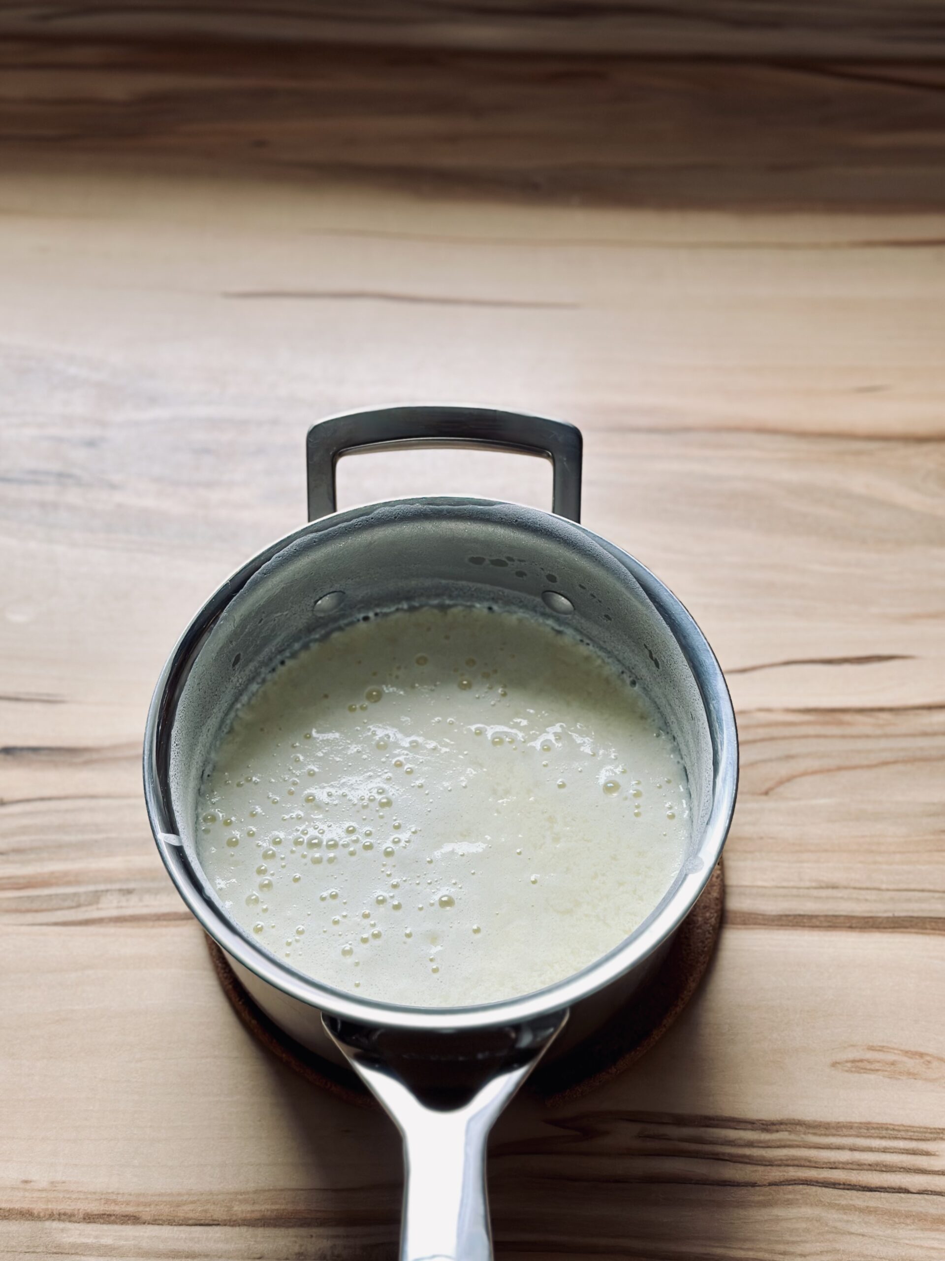 Milch beginnt zu gerinnen